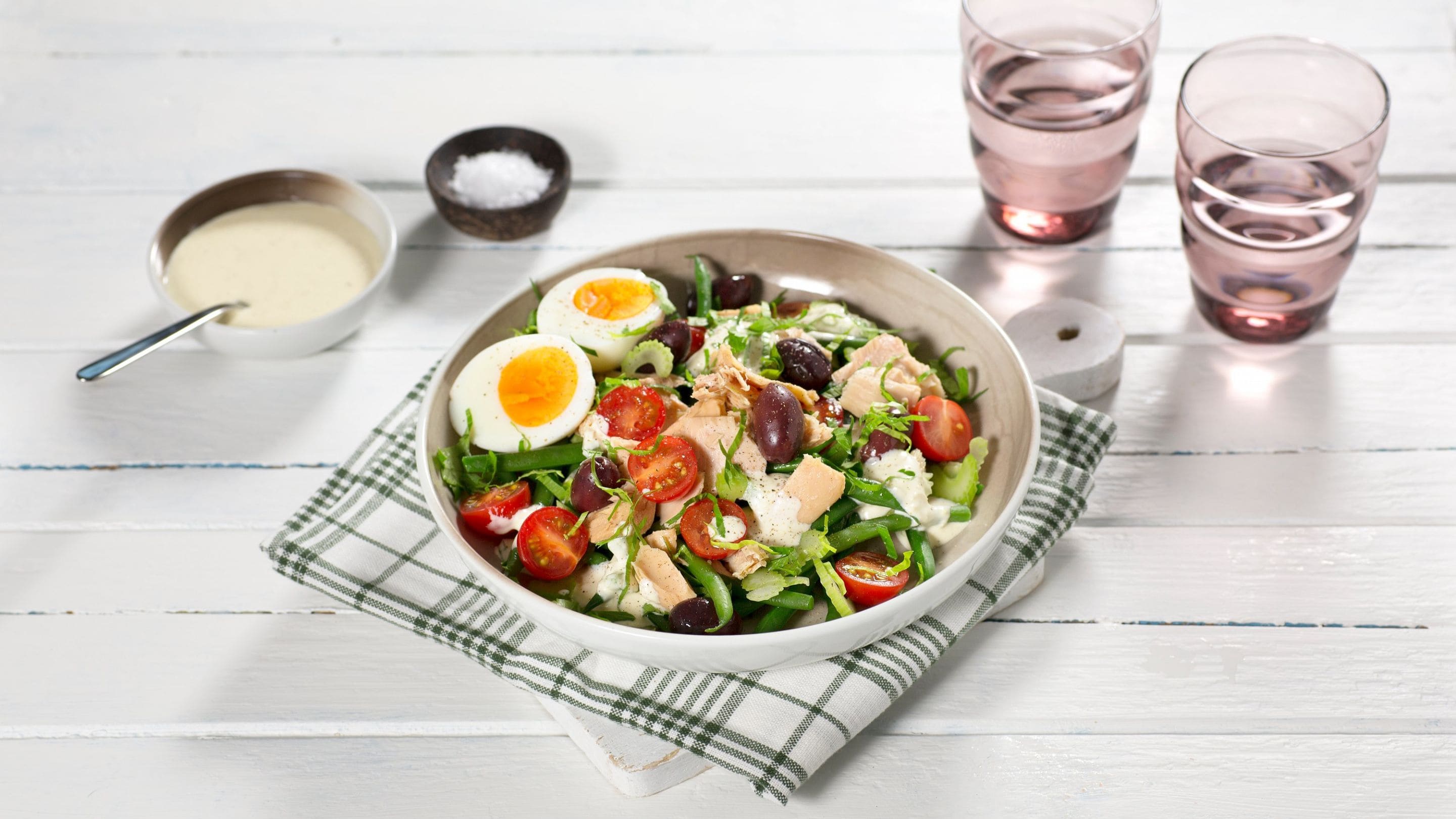 Tunfisksalat med egg og rømmedressing