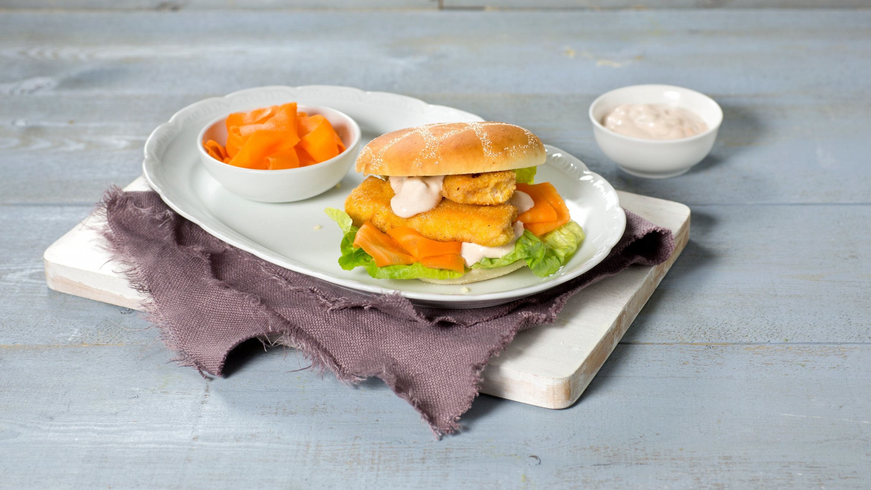 Fiskepinneburger med hurtigsylta gulrot