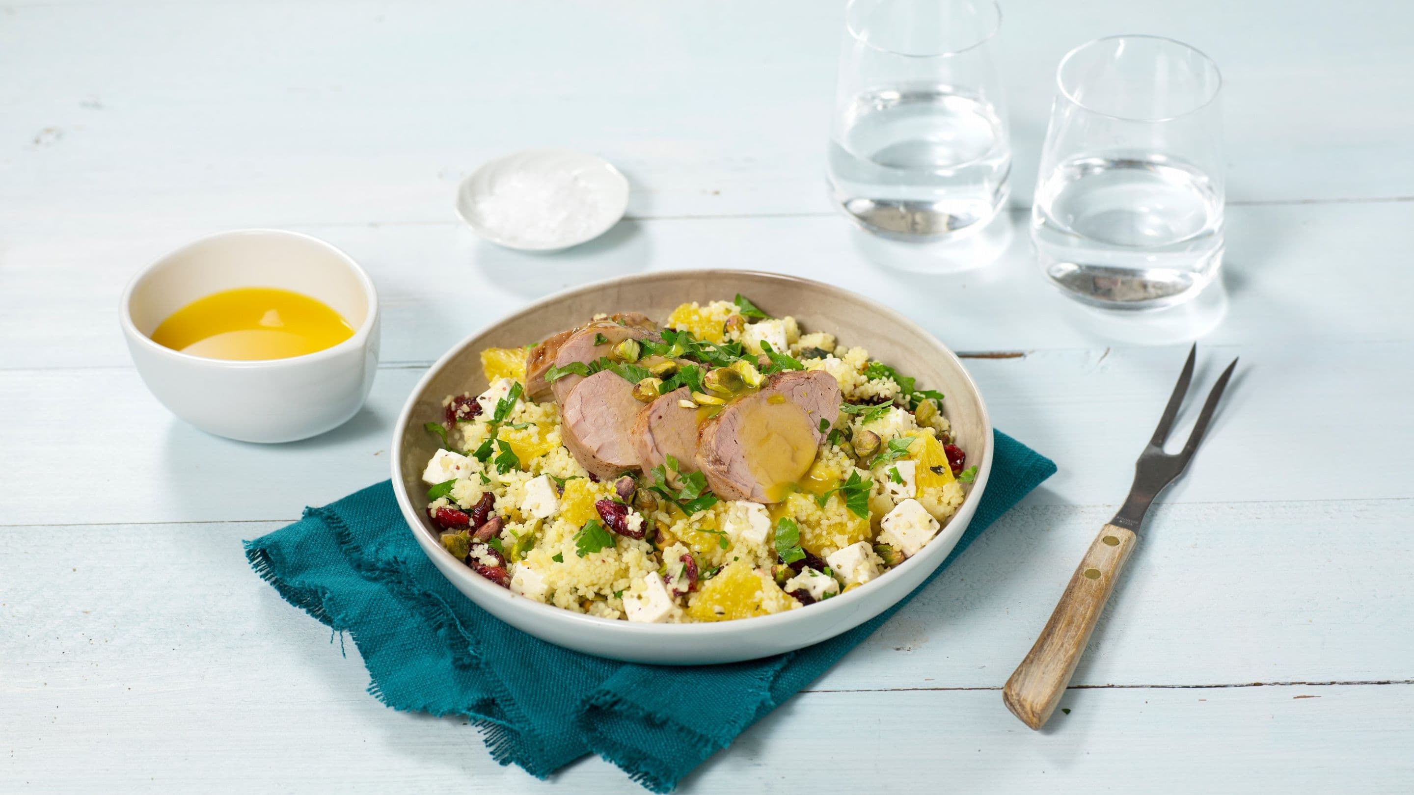 Svinefilet med appelsinsaus og couscous-salat