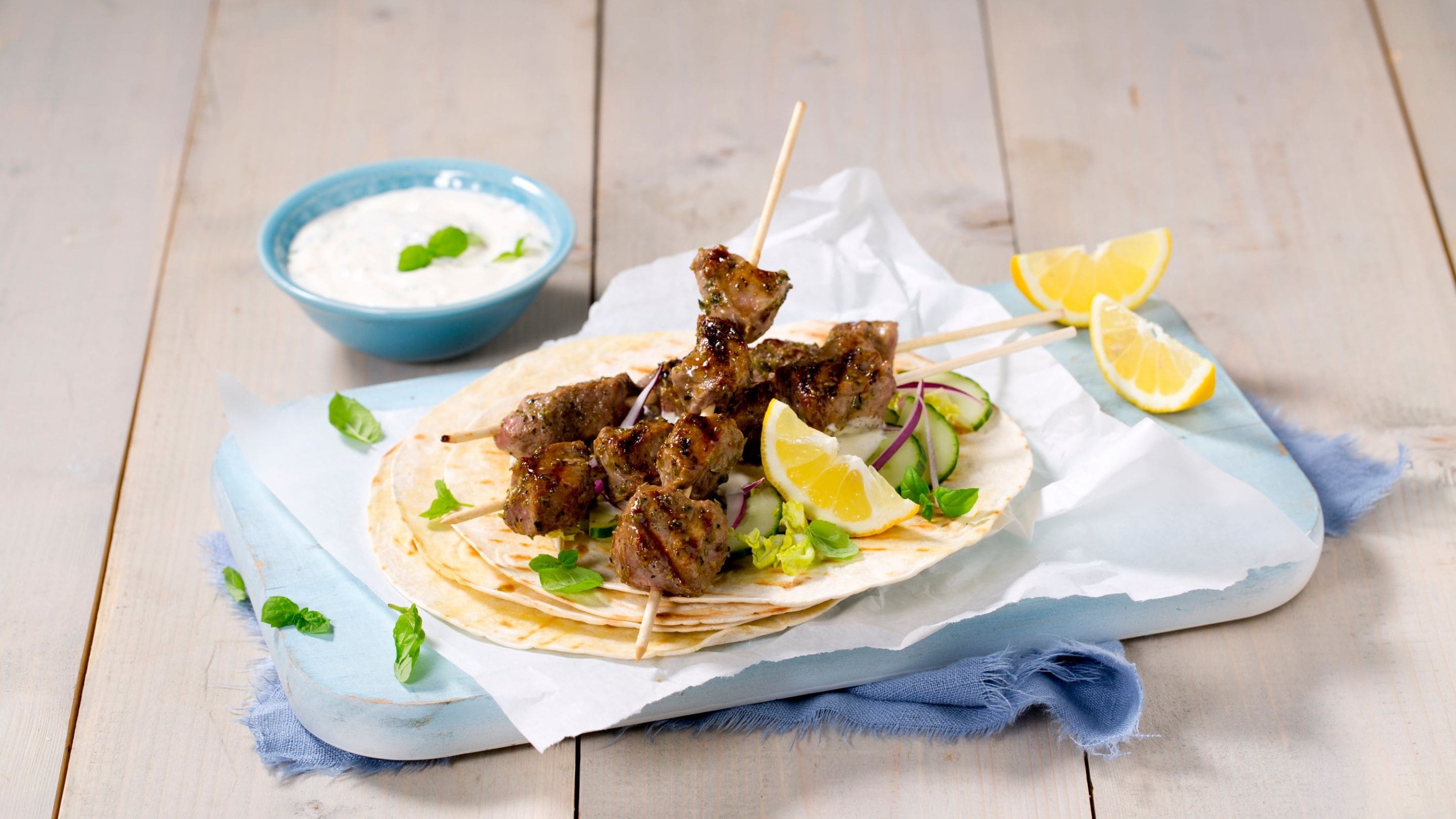 Grillede lammespyd i wraps