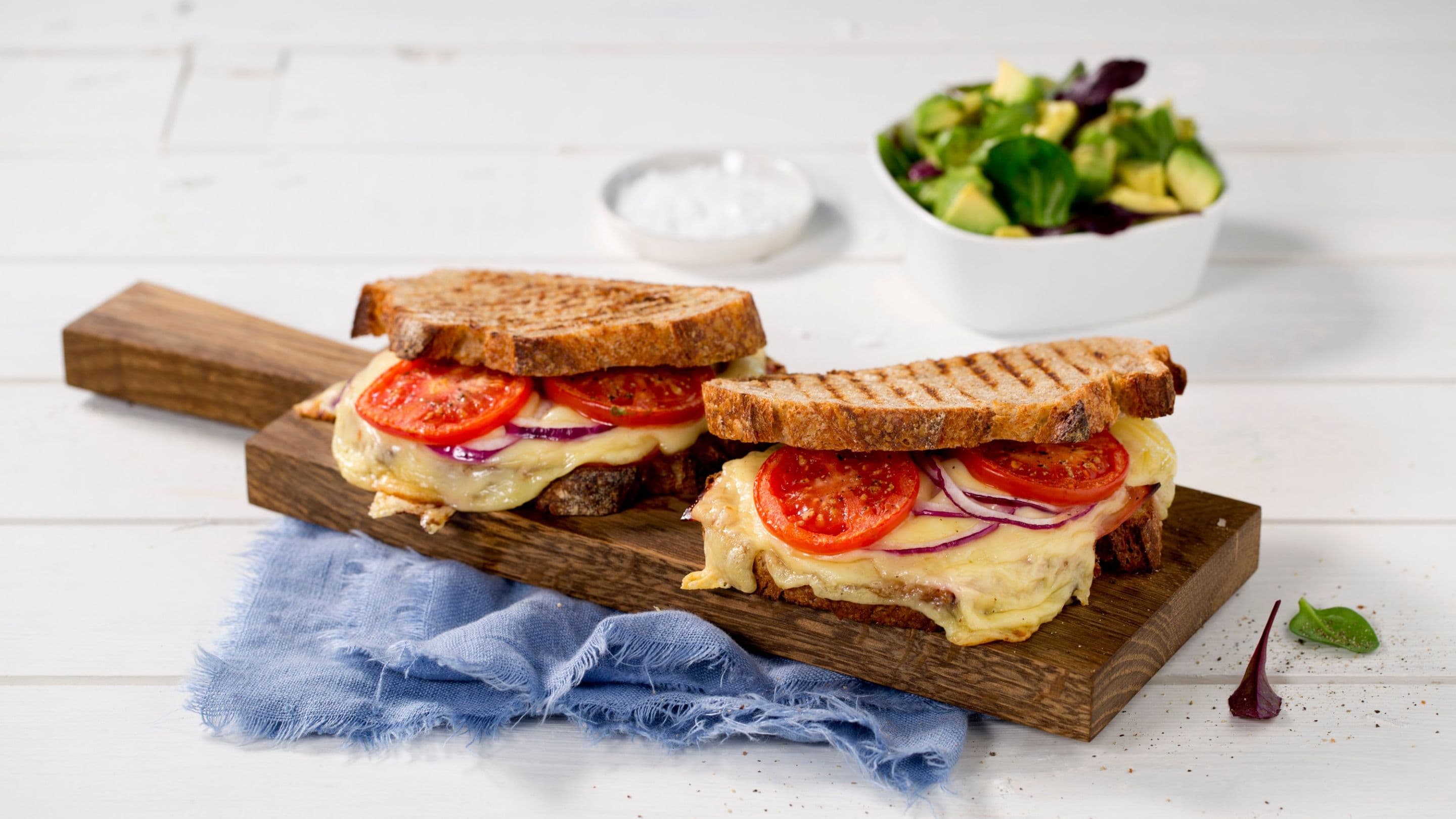 Grillet Jarlsberg-smørbrød med avokadosalat