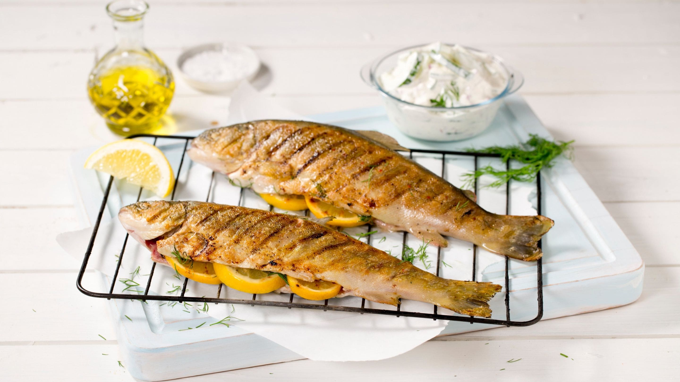 Grillet hel fisk med kremet agurksalat