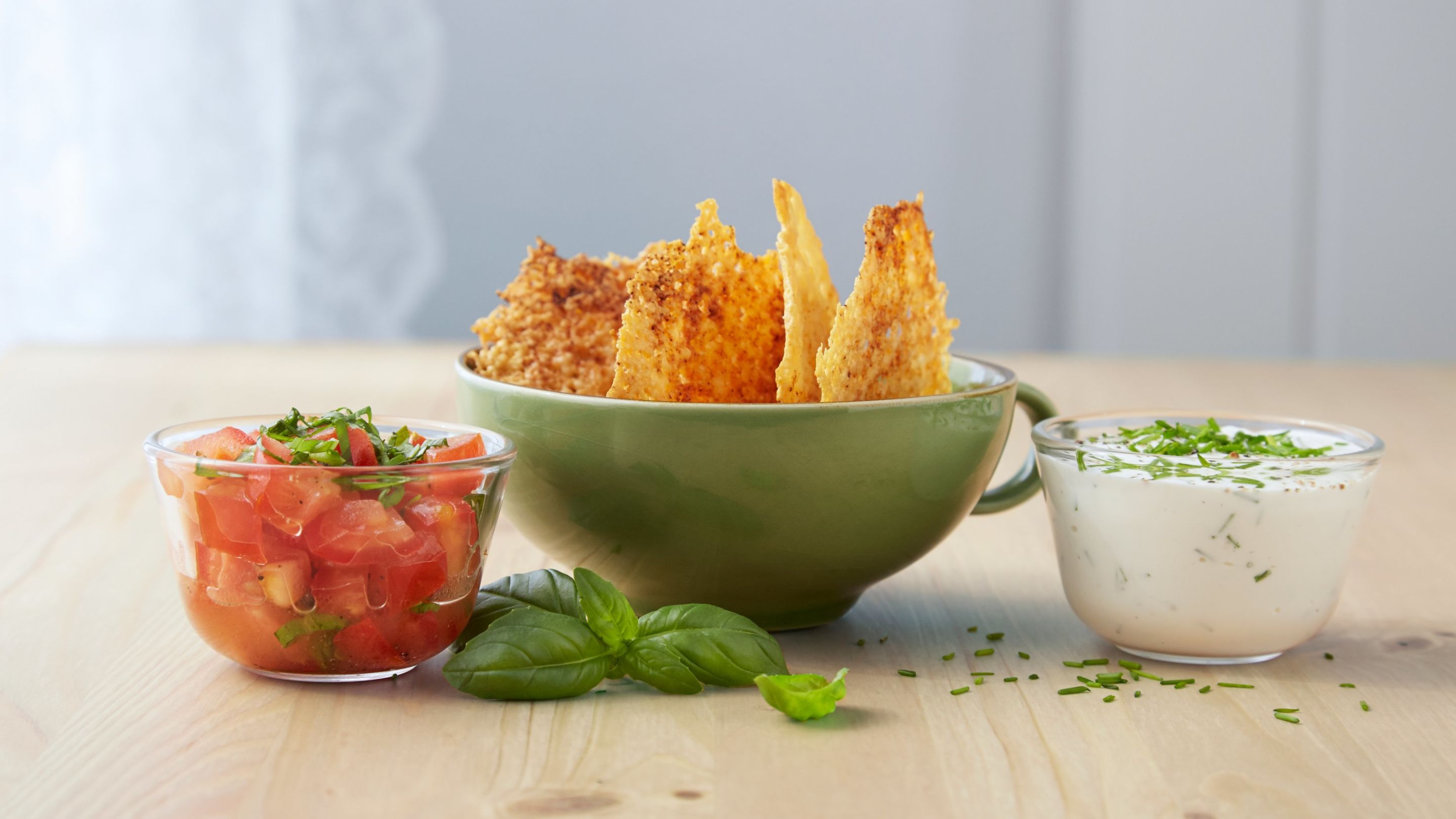 Norvegiasnacks med tomatsalat og kesamdipp