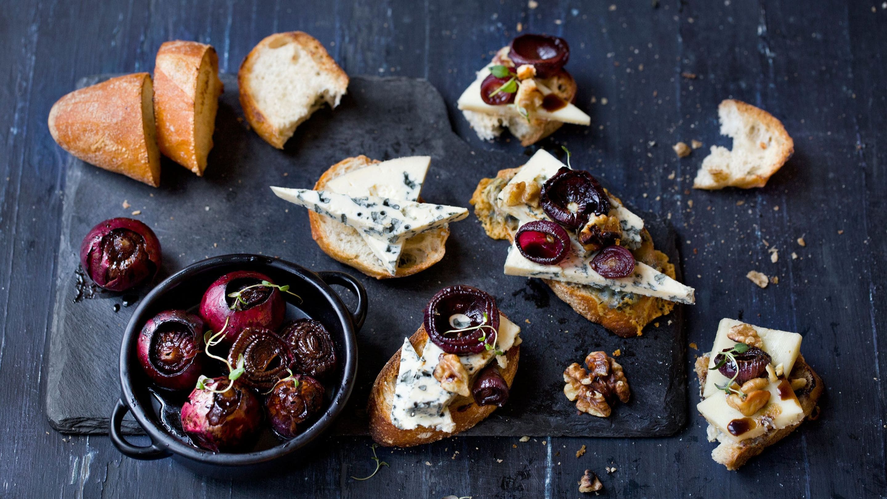 Crostini med gorgonzola, valnøtter og balsamicobakt småløk