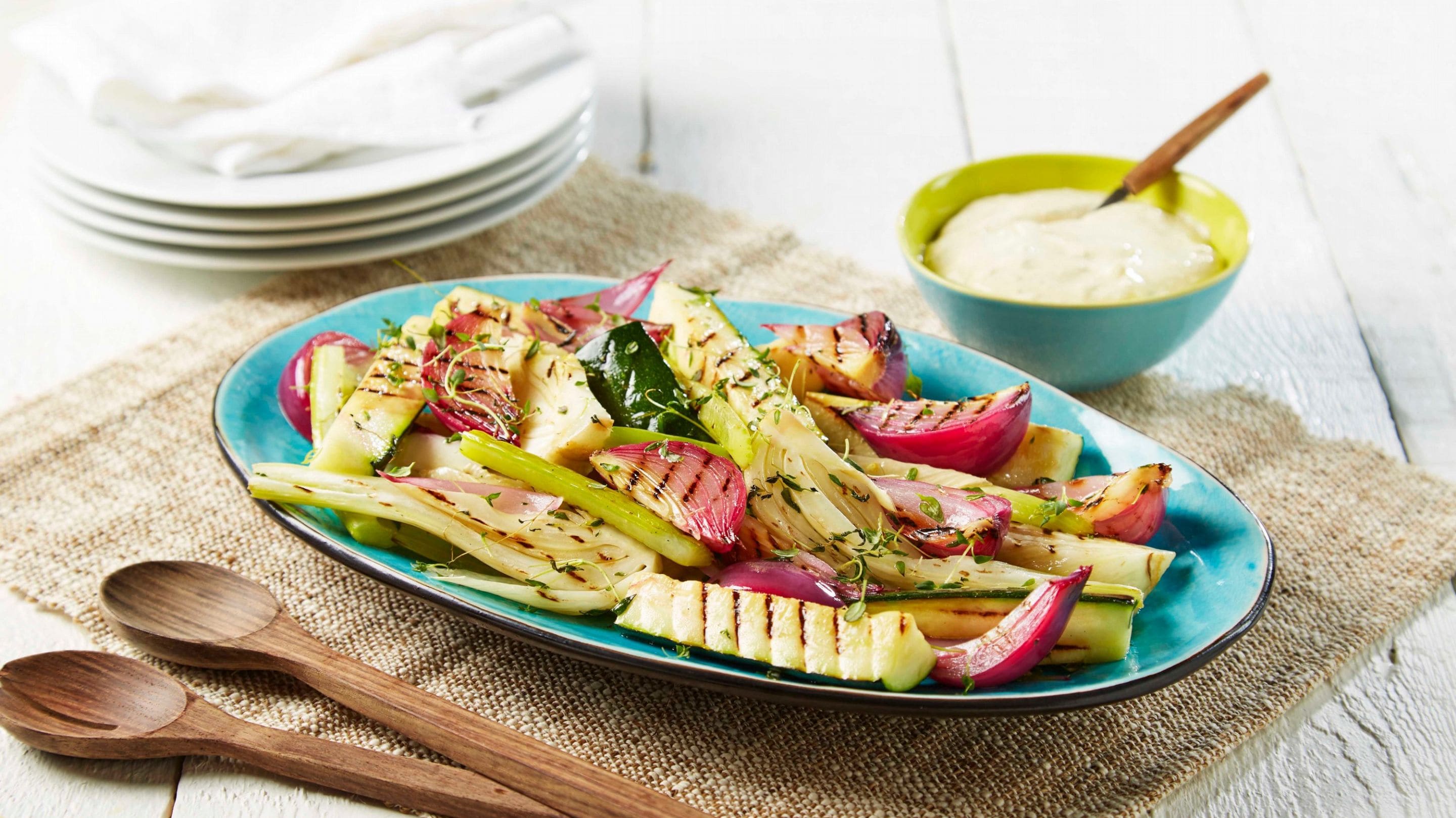 Grillede grønnsaker med ostedressing