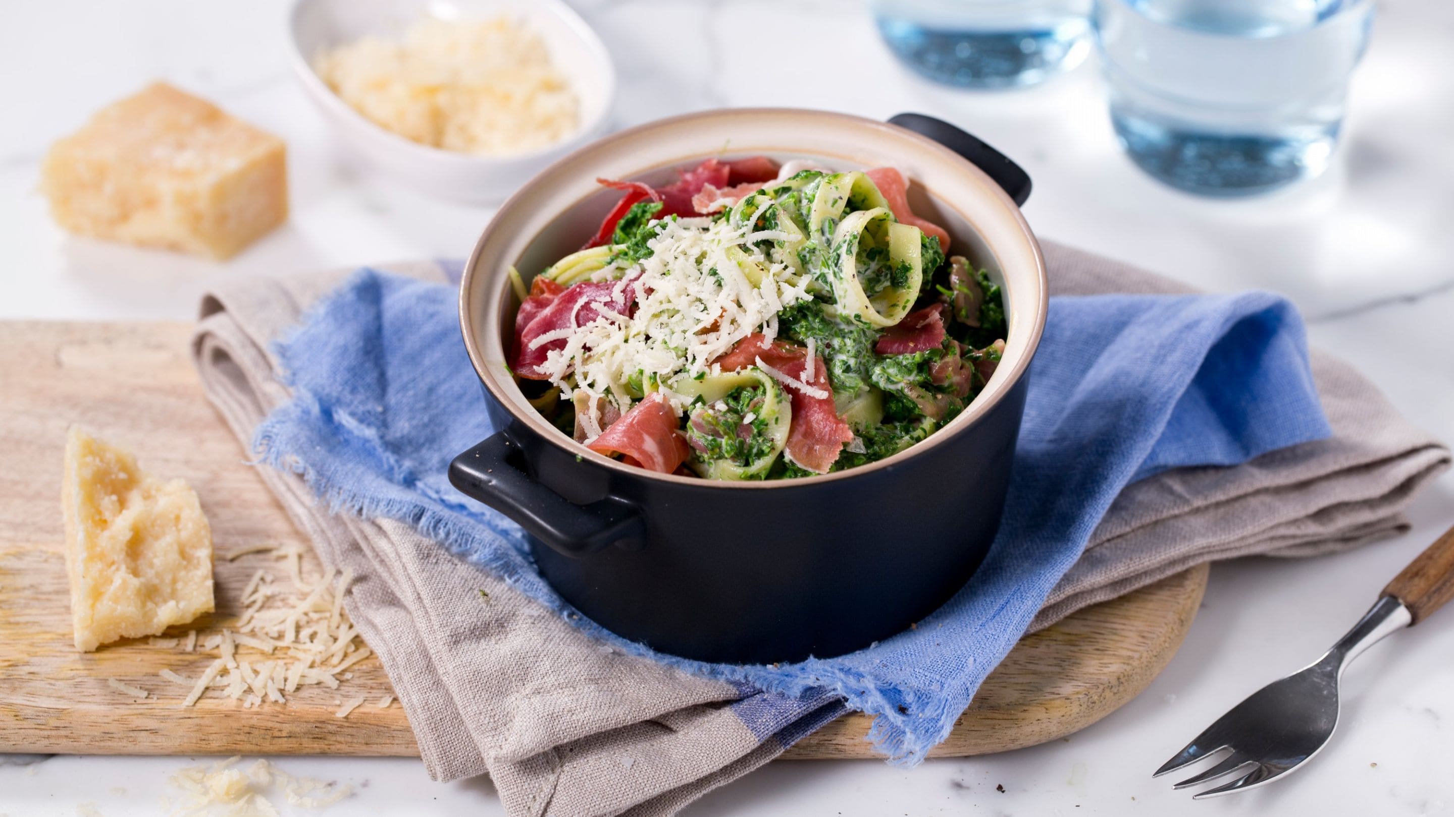 Pasta med spinat- og skinkesaus