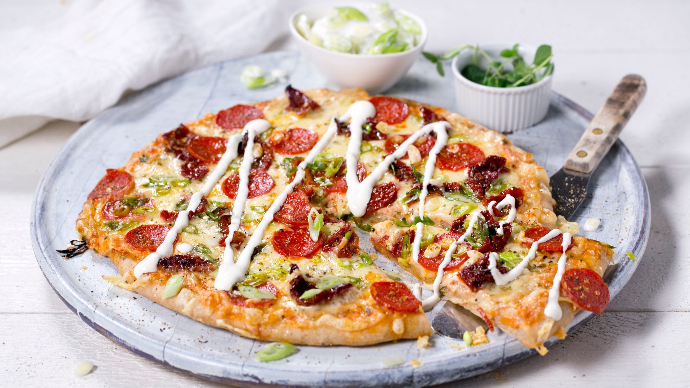 Salamipizza med grov pizzabunn