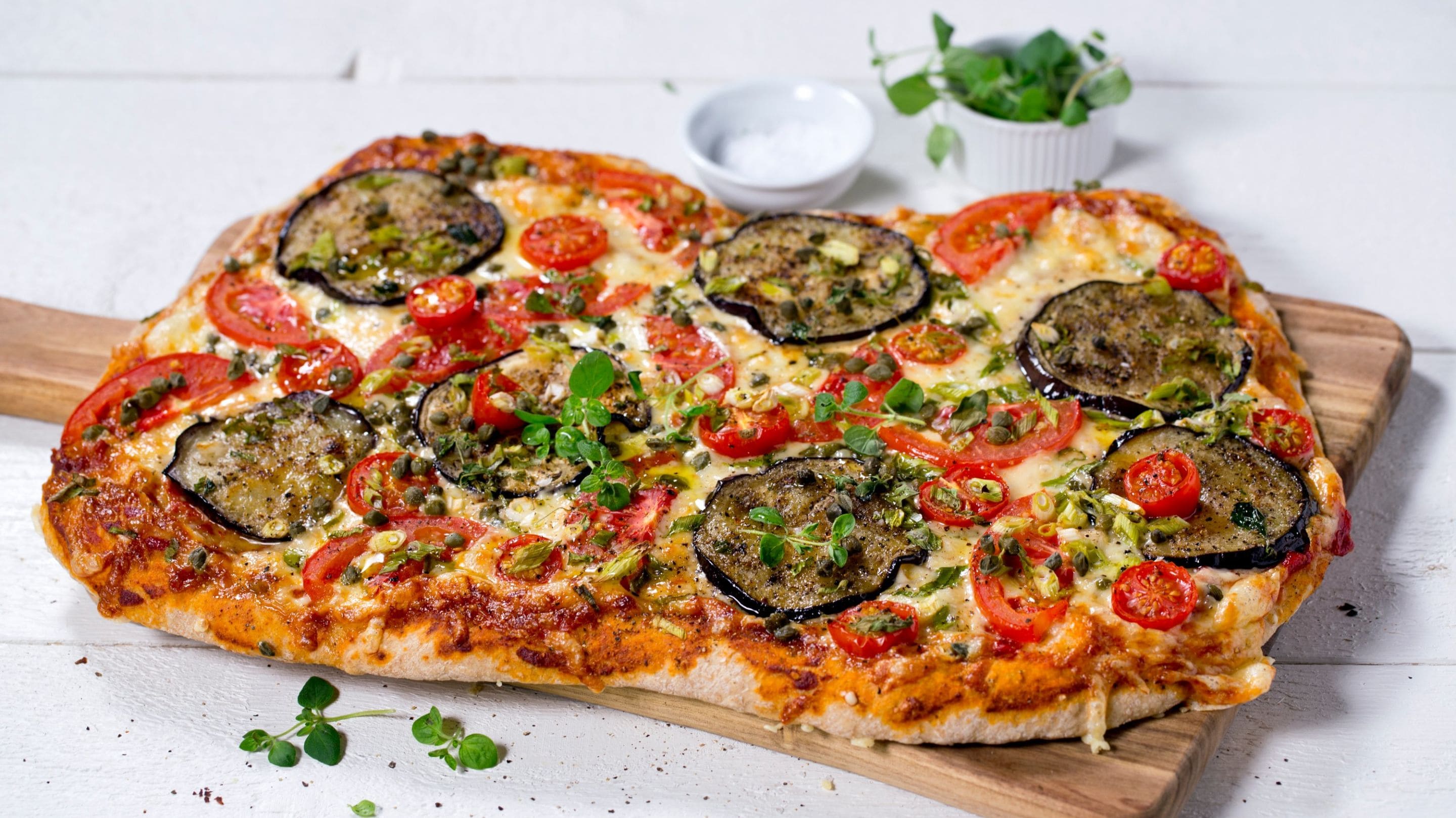 Vegetarpizza med vårløk og aubergine