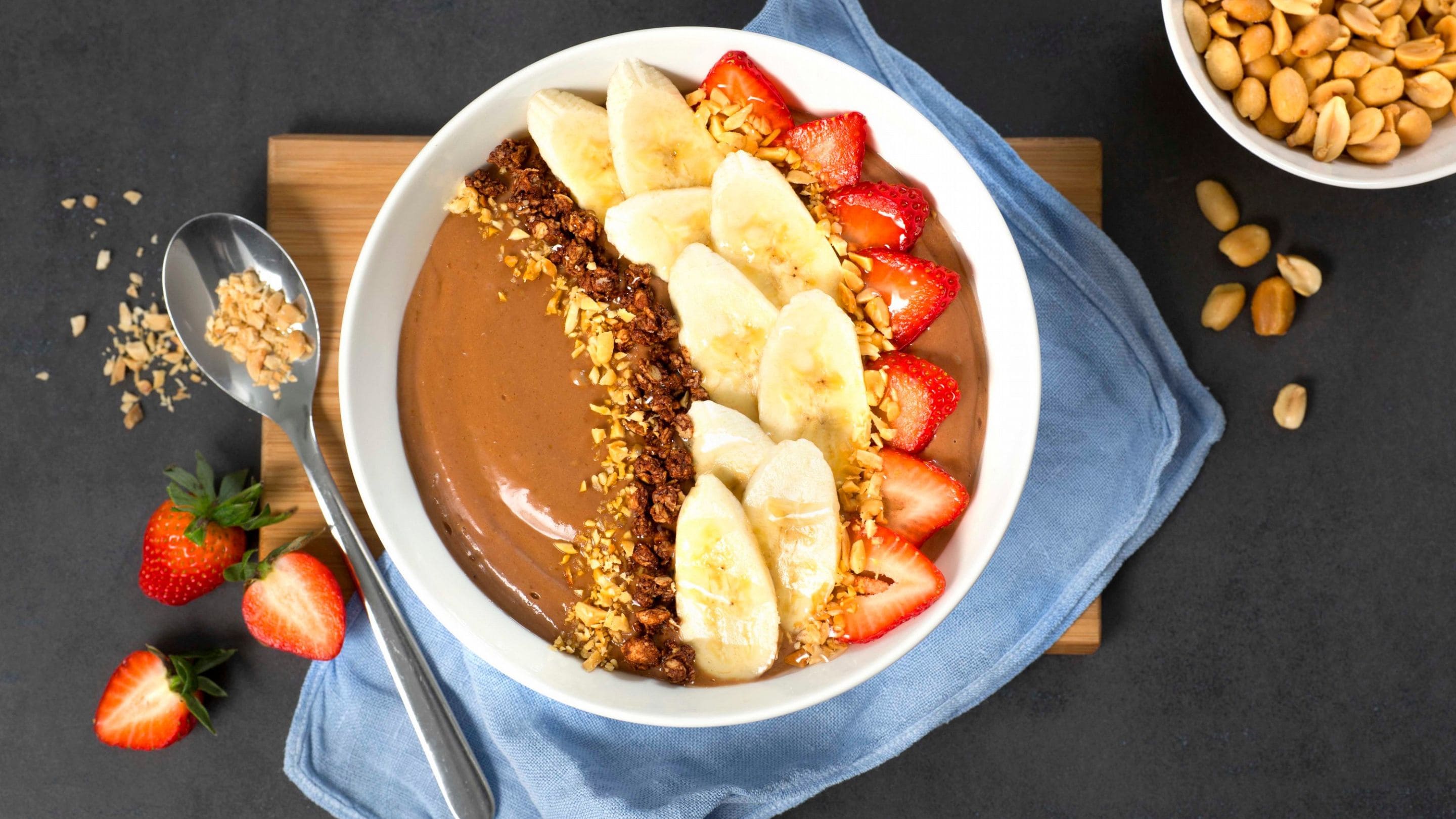 Sjokolade-smoothie bowl med banan og peanøtter