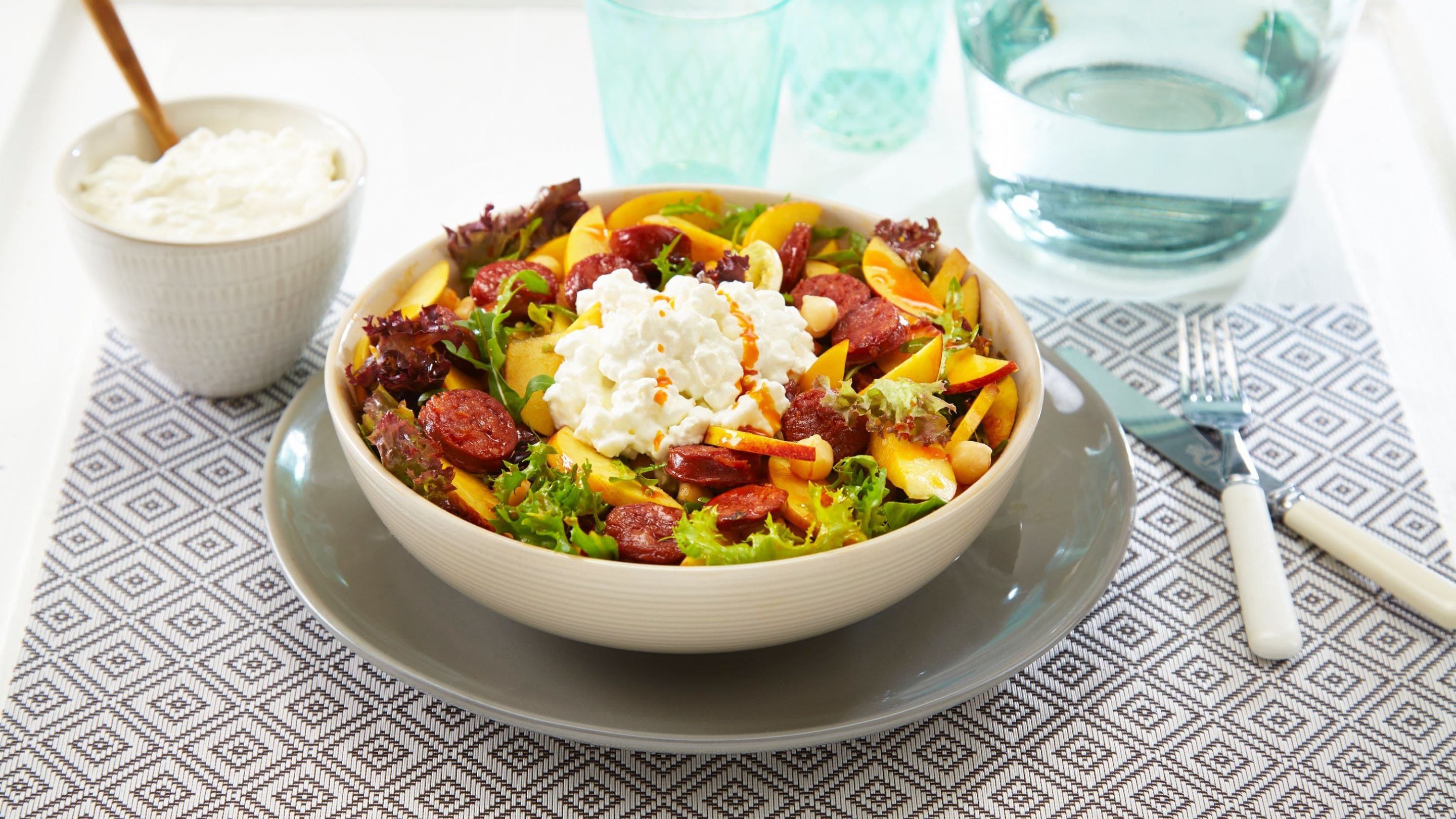 Chorizosalat med nektarin