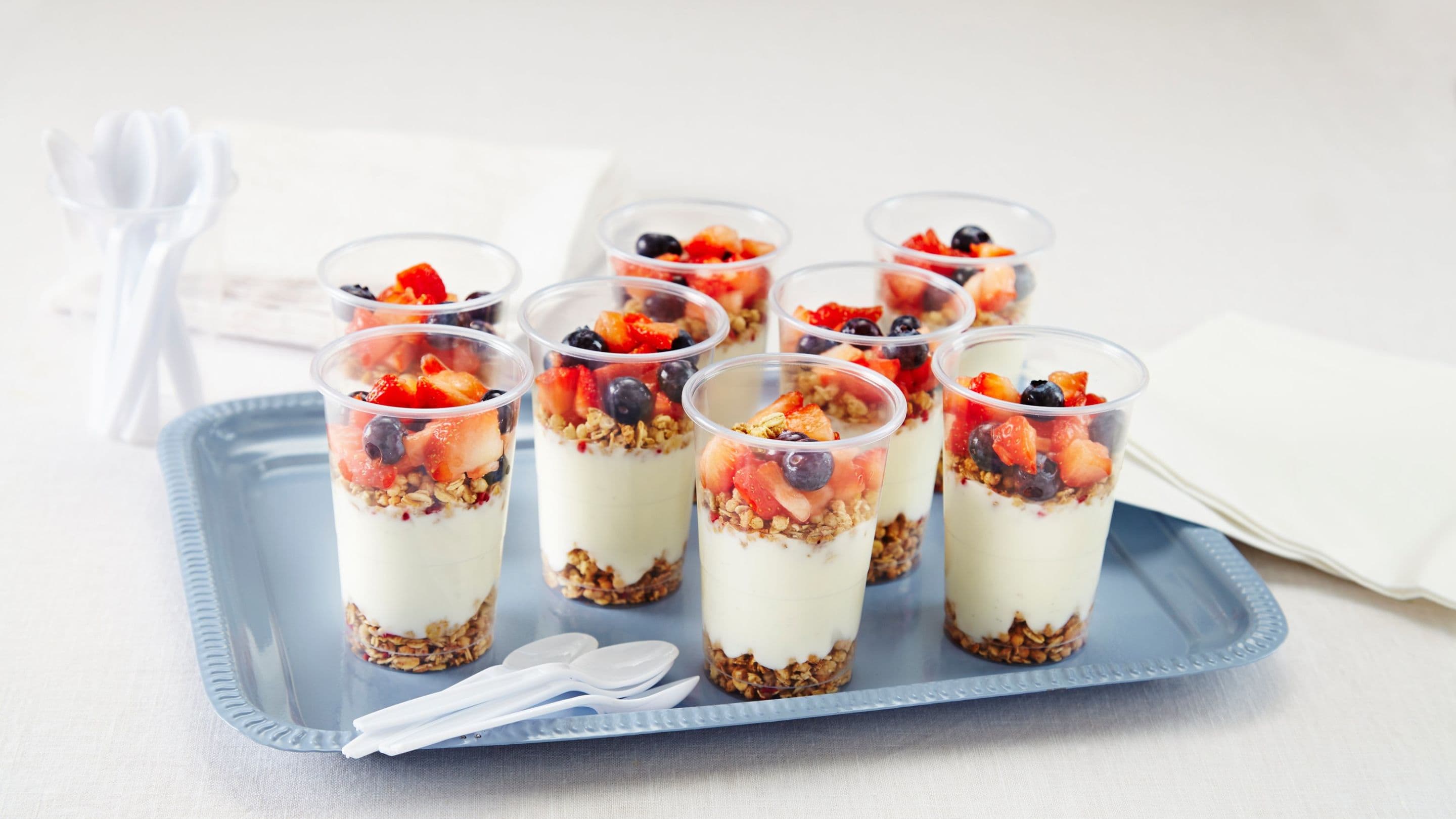 Yoghurt med friske bær og kornblanding