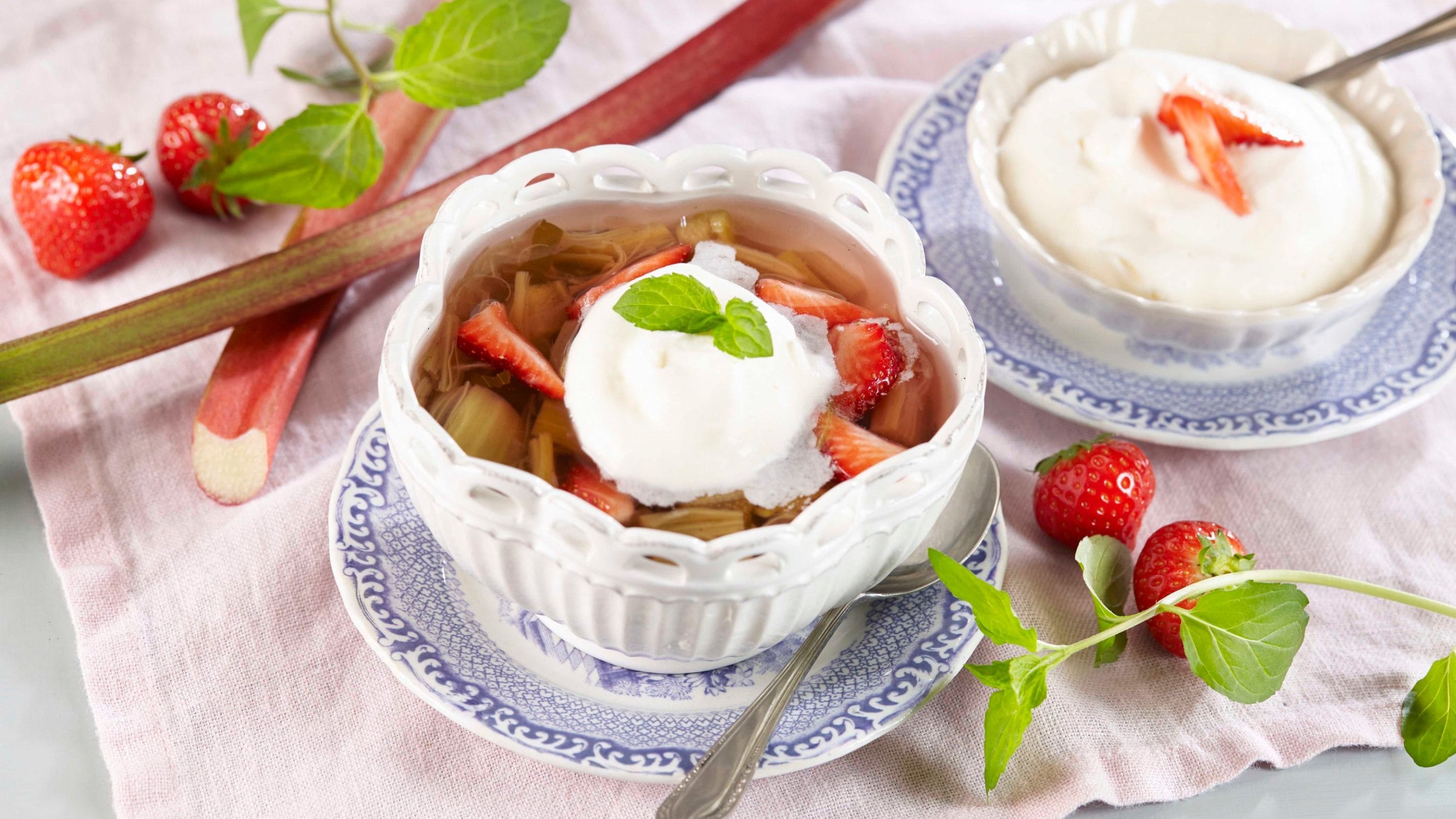 Rabarbrasuppe med krem