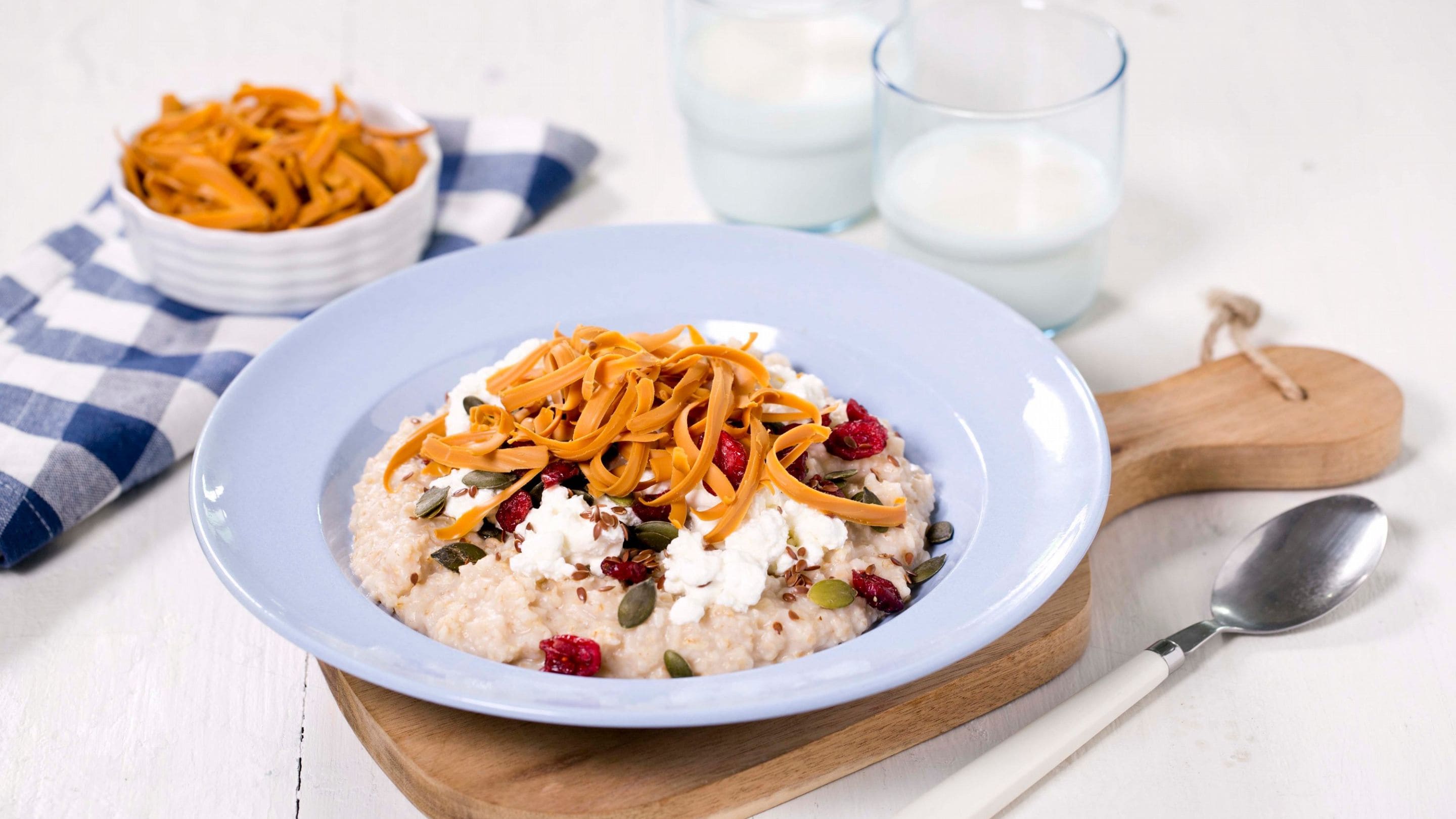 Havregrøt med cottage cheese og brunost