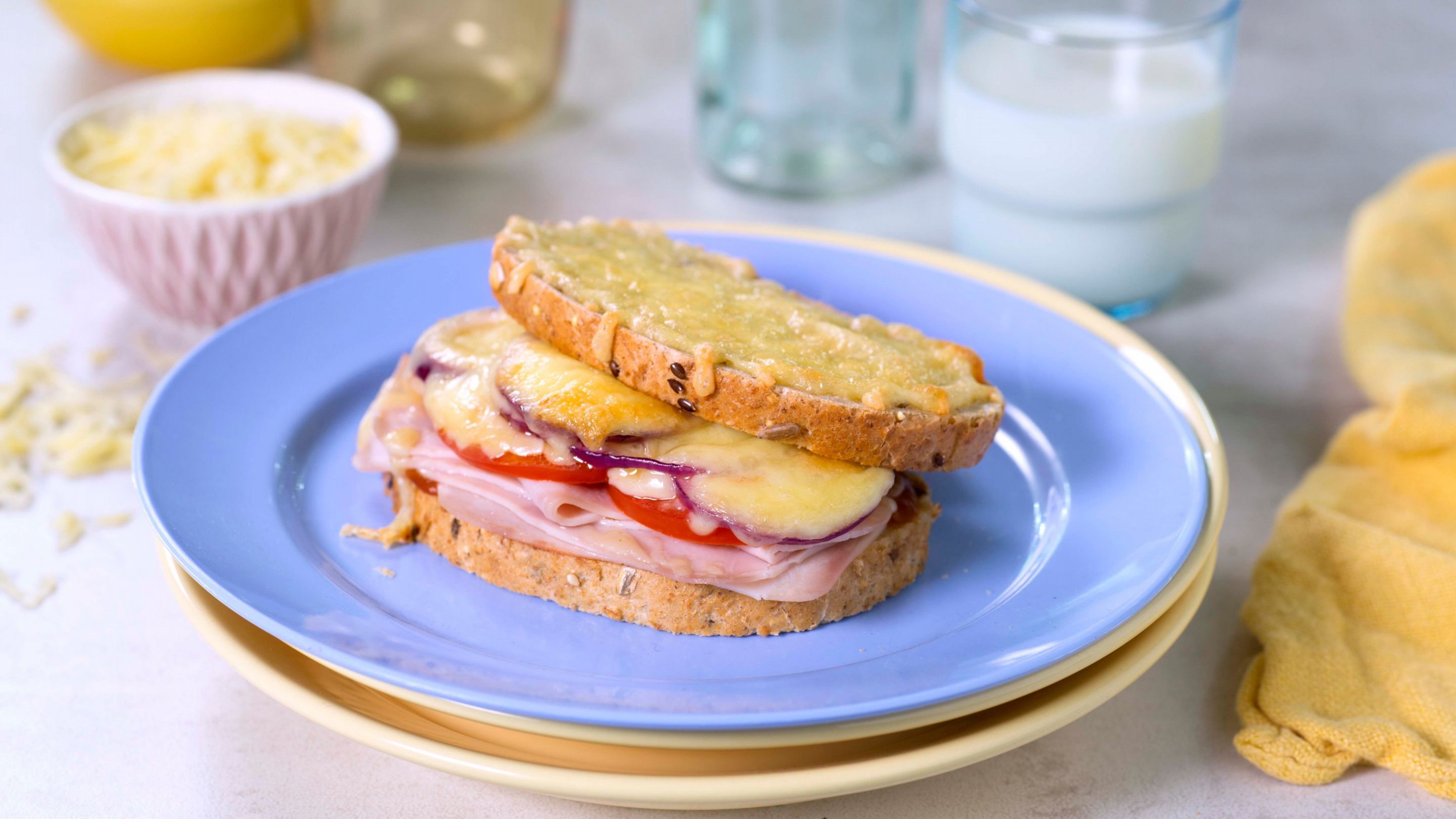 Croque monsieur med kylling og tomat