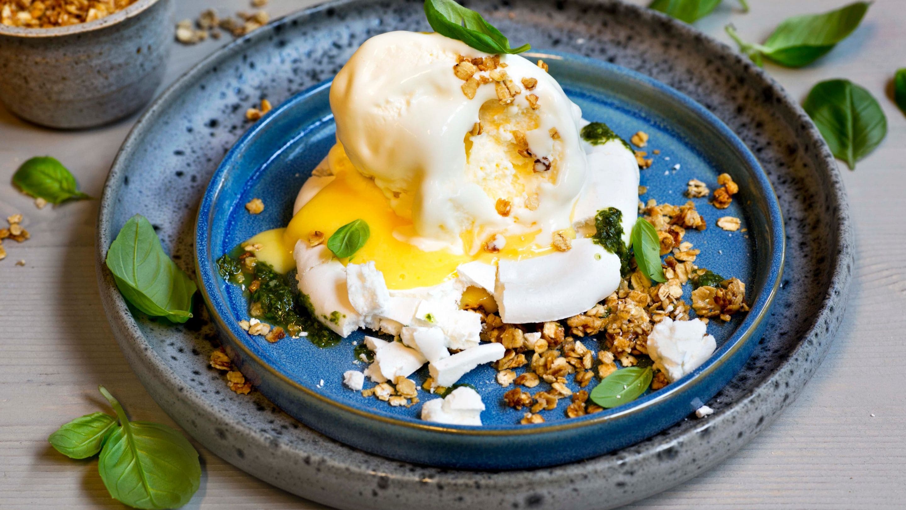 Rømmeis med marengs og lemoncurd