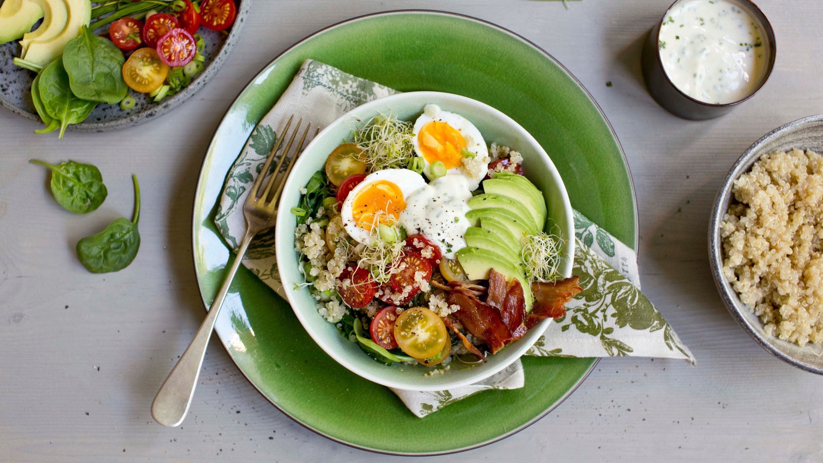 Middagsbowl med egg og urtedressing