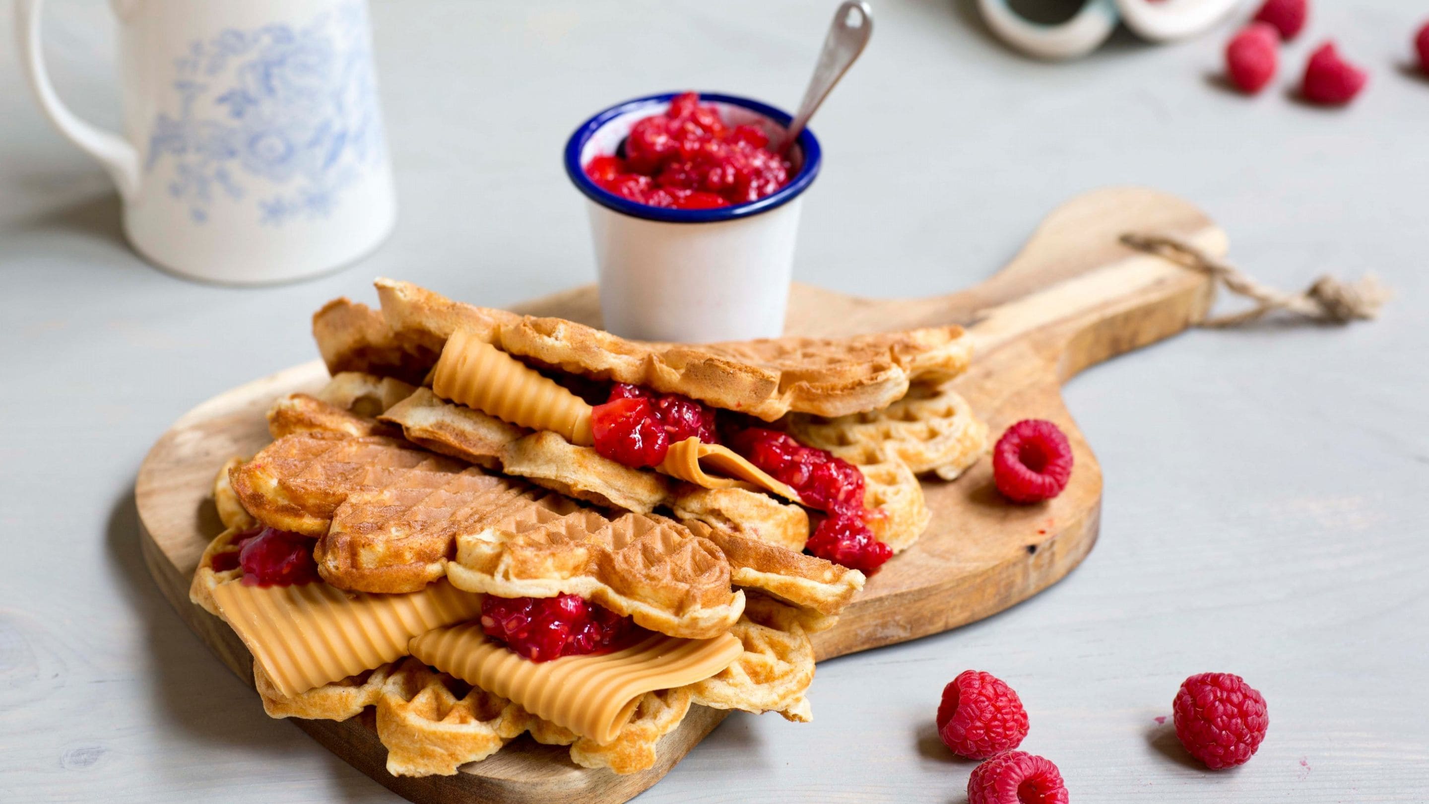 Rømmevafler med rørte bær og brunost