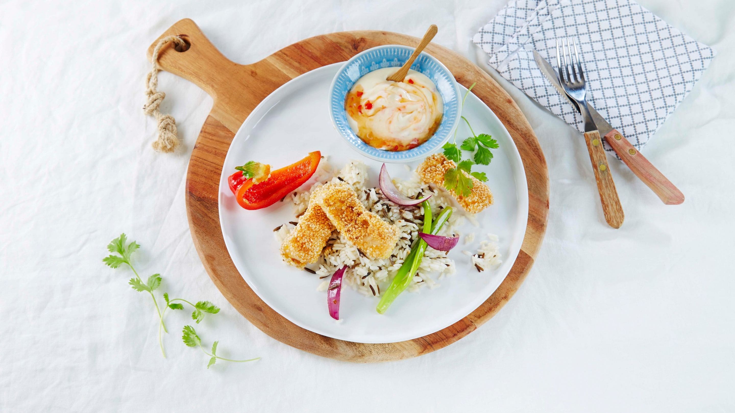 Sesambakt fiskefilet med sweet chili-raita