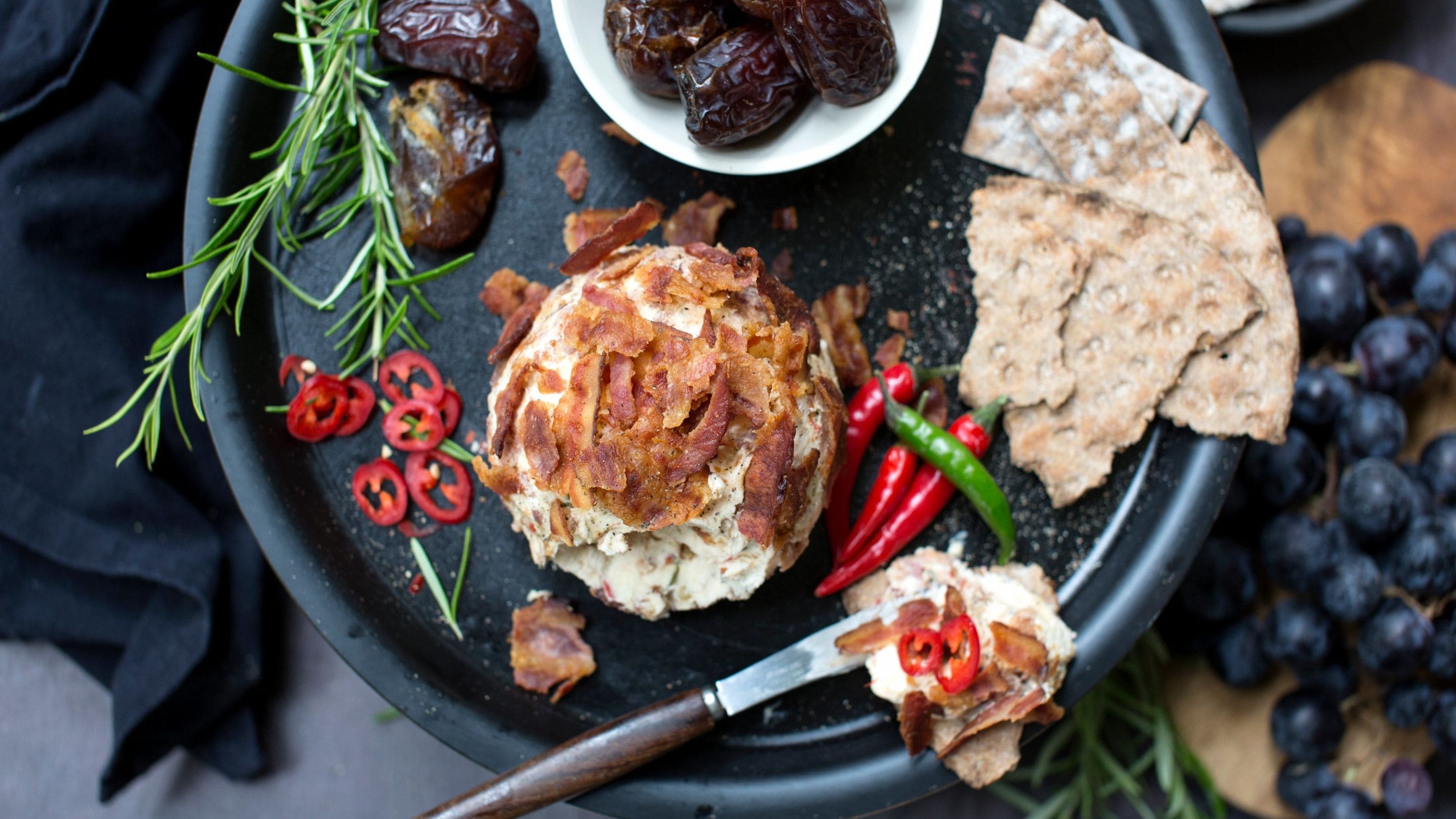 Cheese ball med bacon og chili