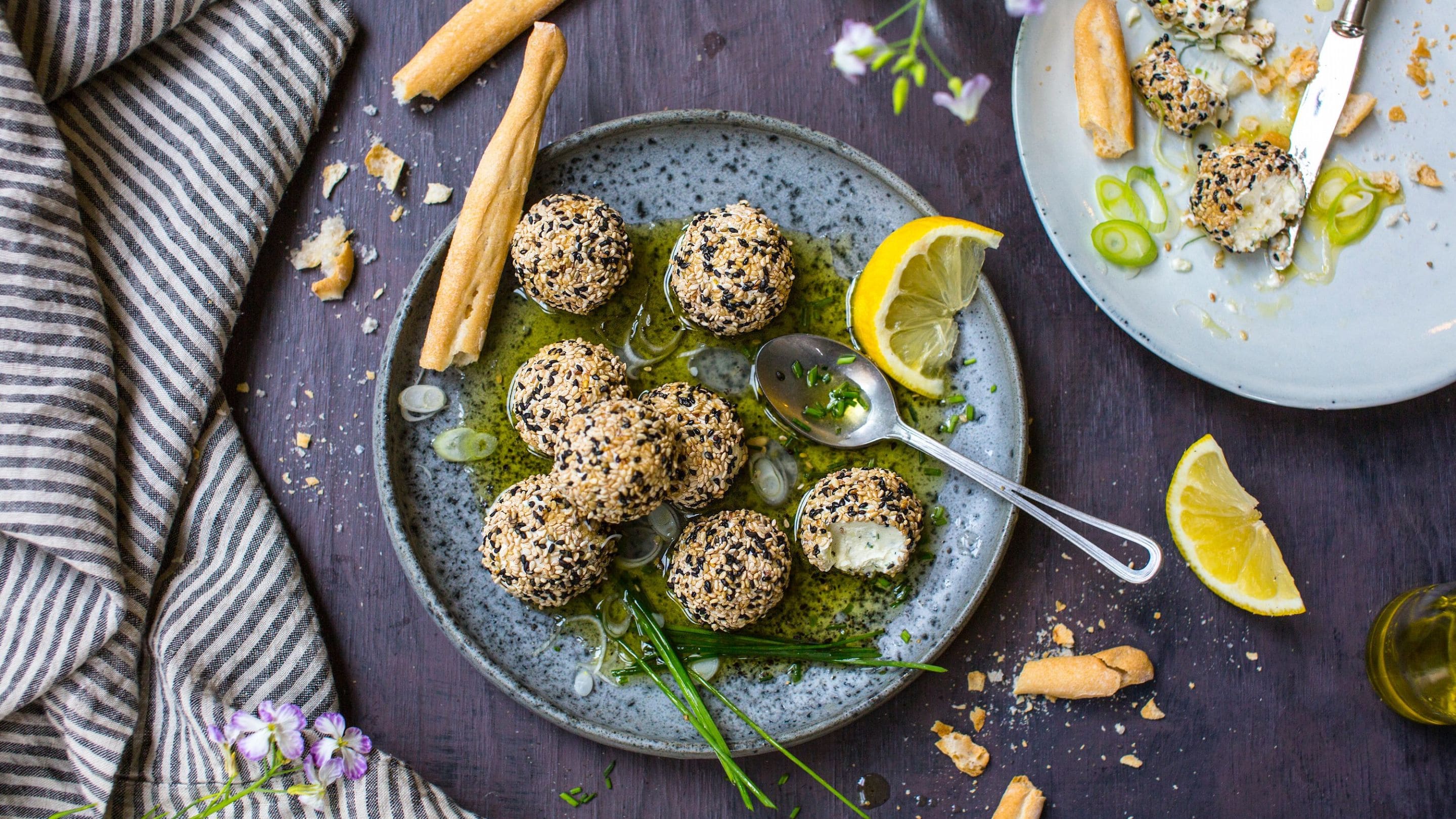 Cheese balls med sesamfrø og sitron