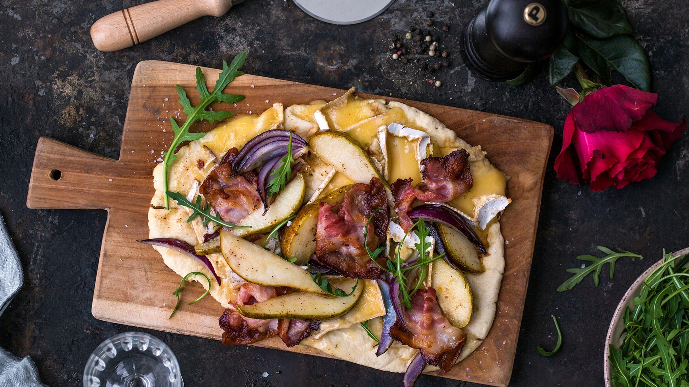 Flatbread-pizza med pære, brie og bacon