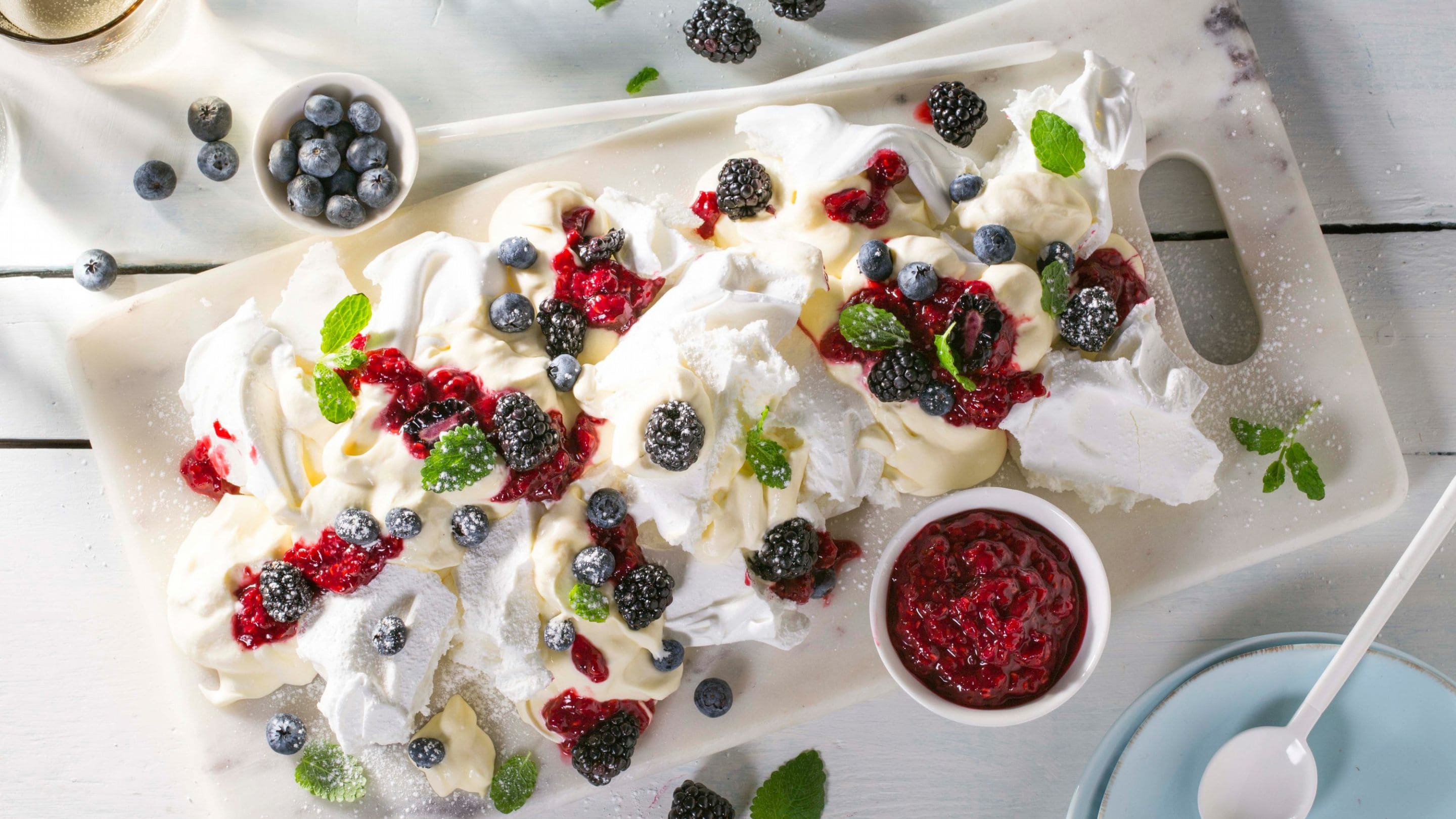 Knust pavlova med bakt bringebærsaus