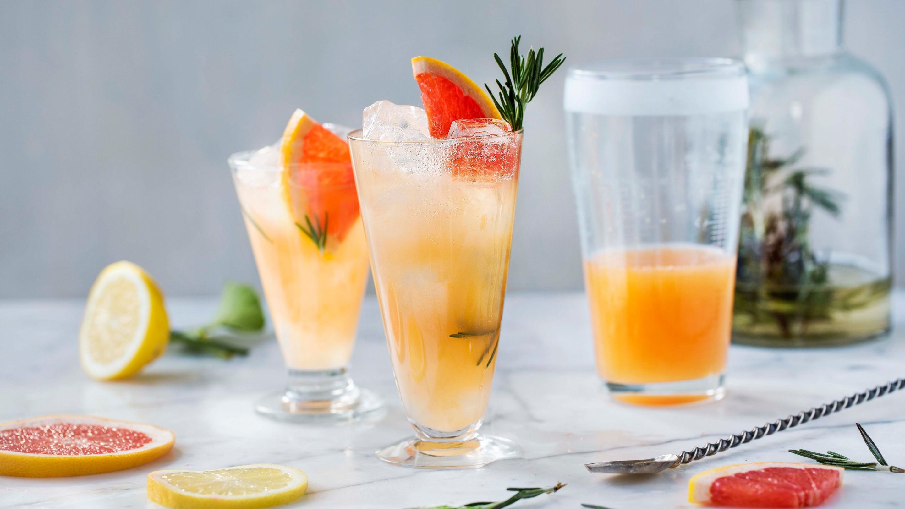 Grapefrukt- og rosmarintonic
