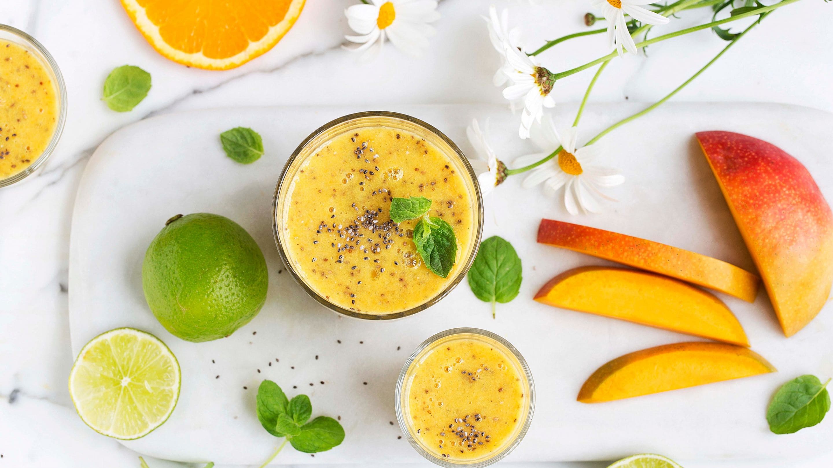 Mango- og appelsinsmoothie med chiafrø