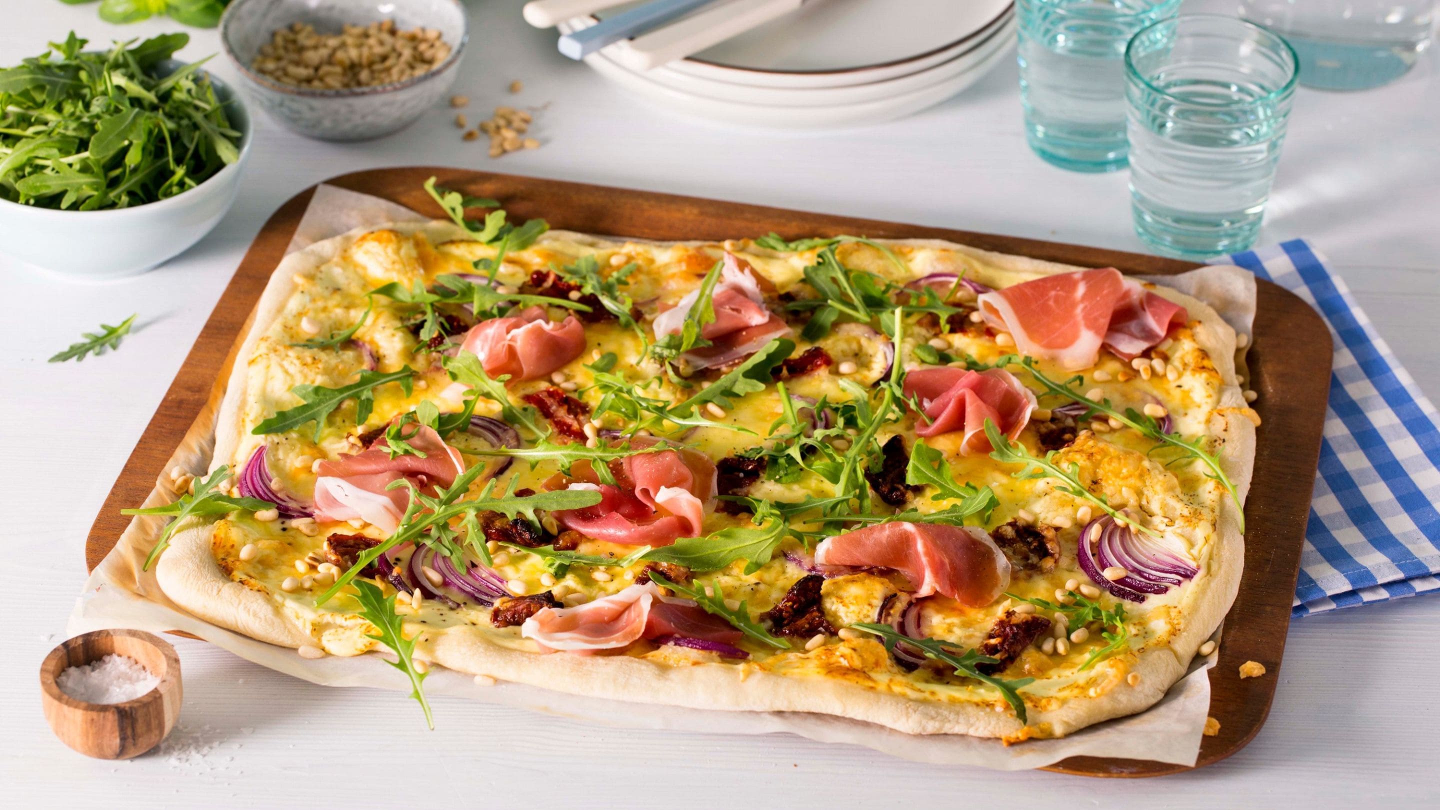 Hvit pizza med soltørket tomat og spekeskinke