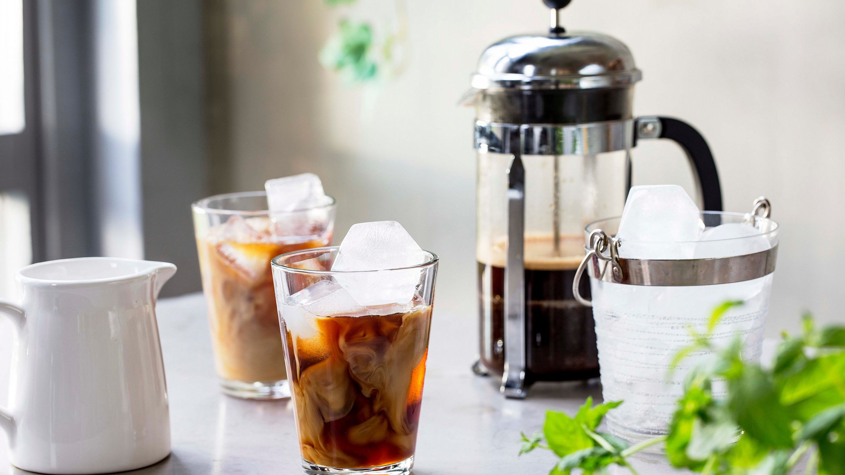 Iskaffe i presskanne