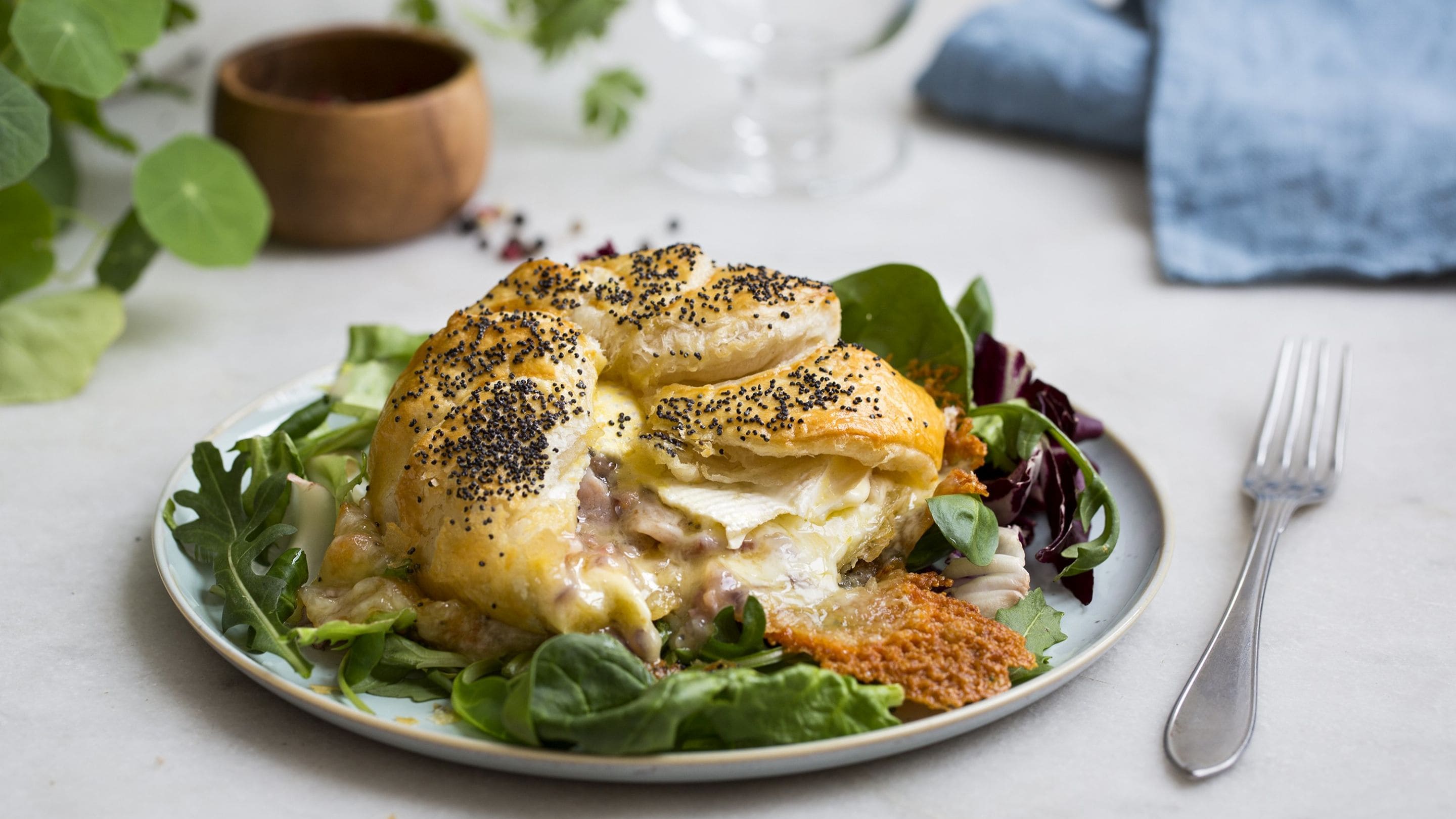 Innbakt brie med bacon og løk