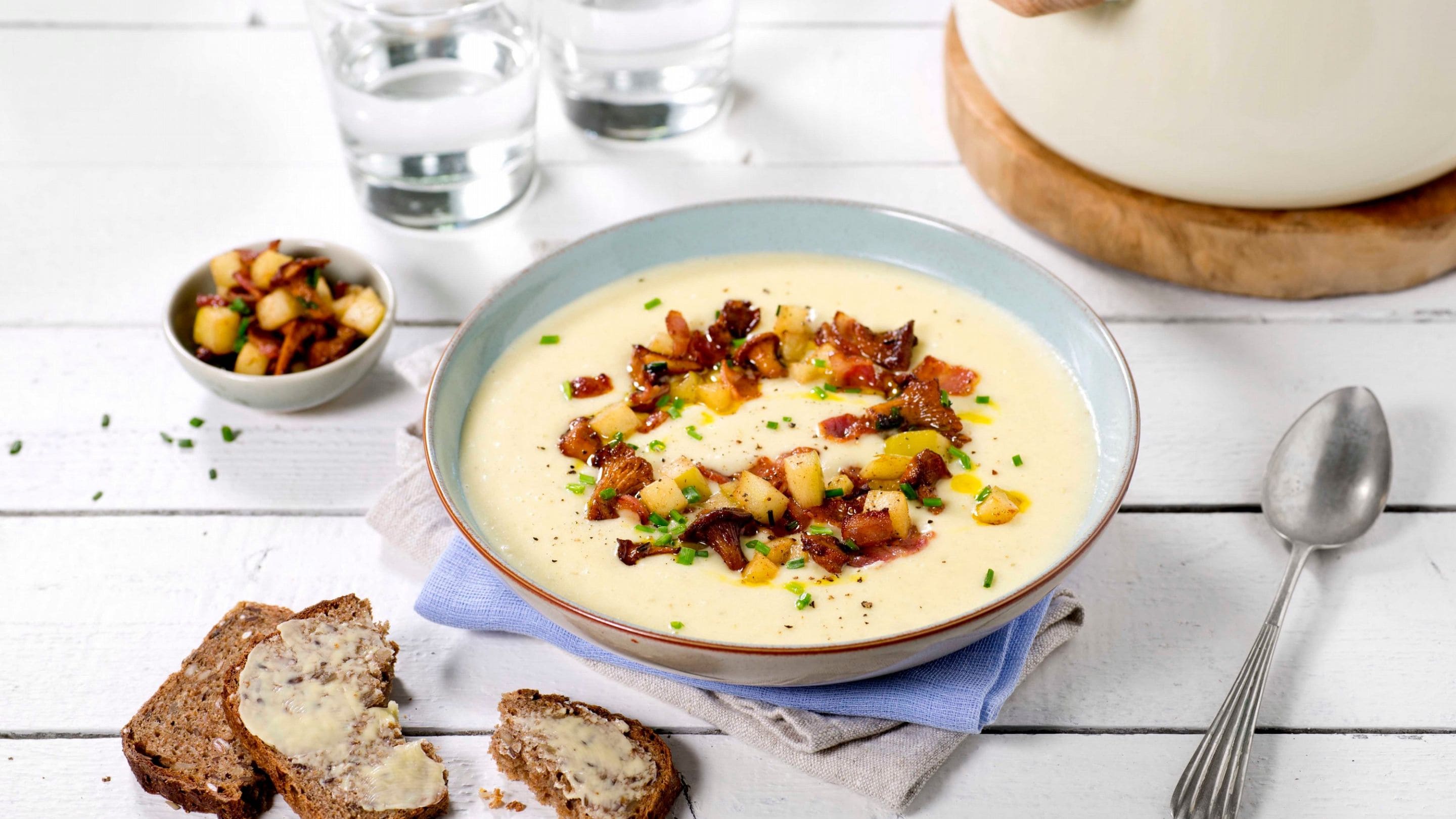 Jordskokksuppe med bacon, sopp og eple