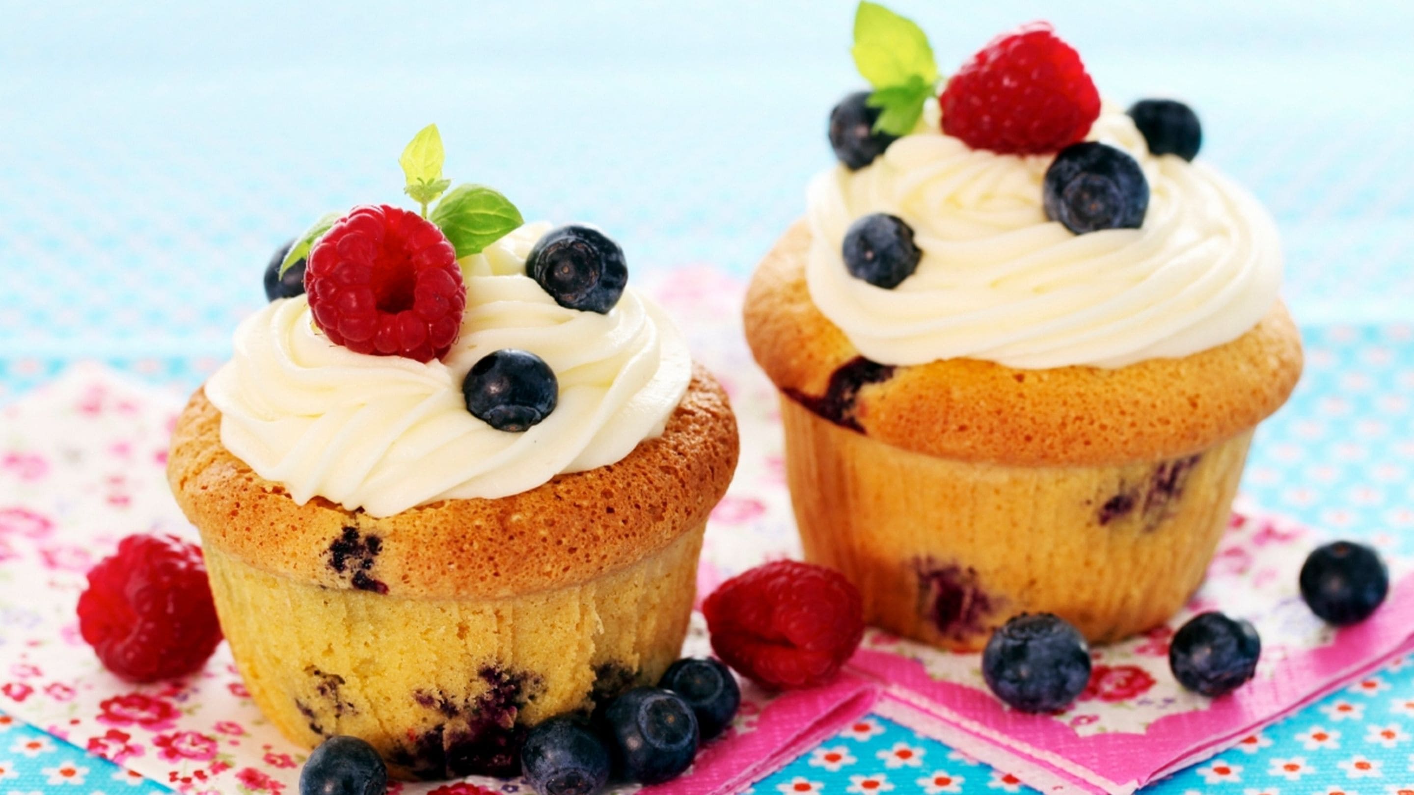 Cupcakes med blåbær og bringebær
