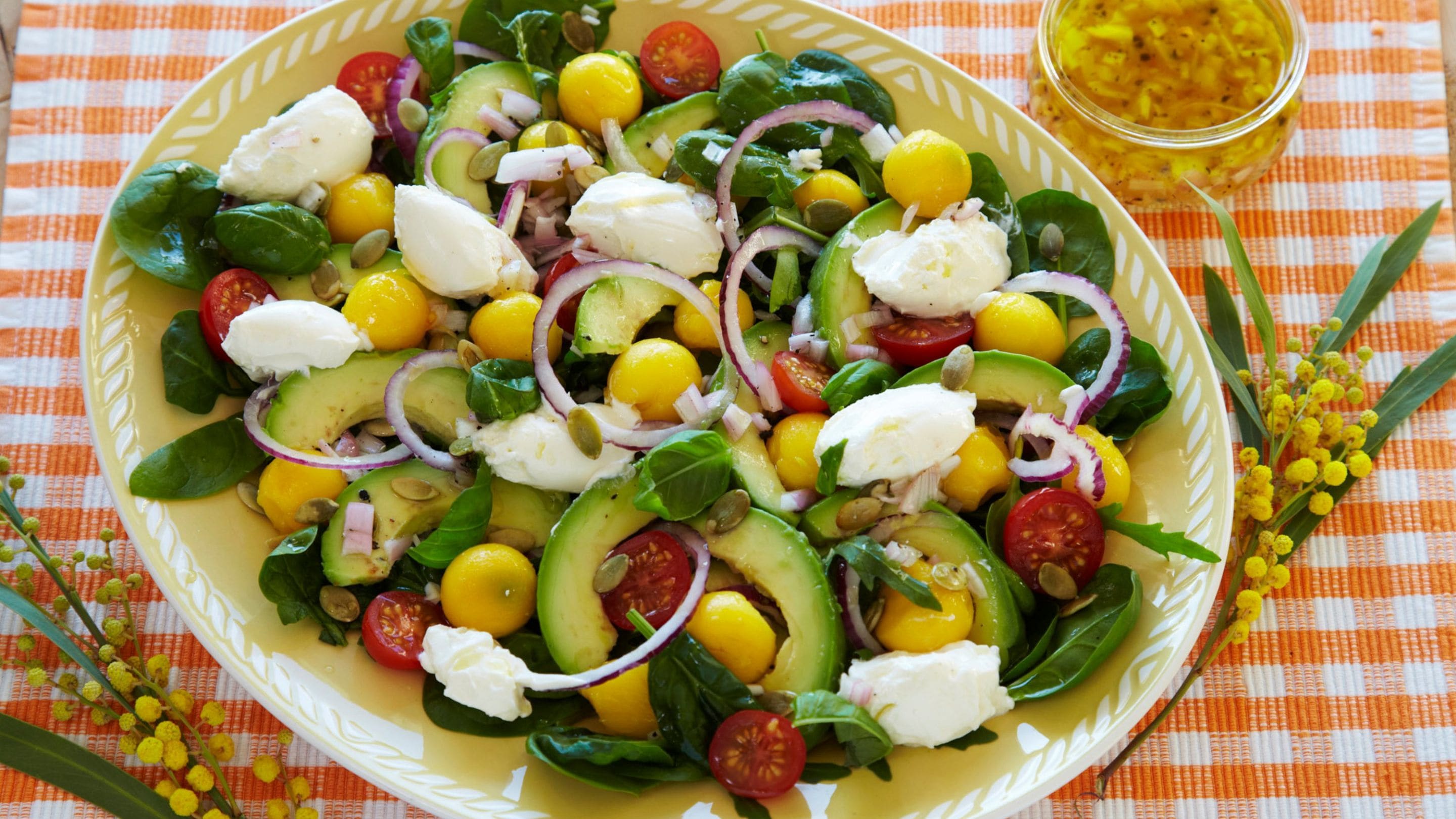Salat med mango, avocado og snøfrisk