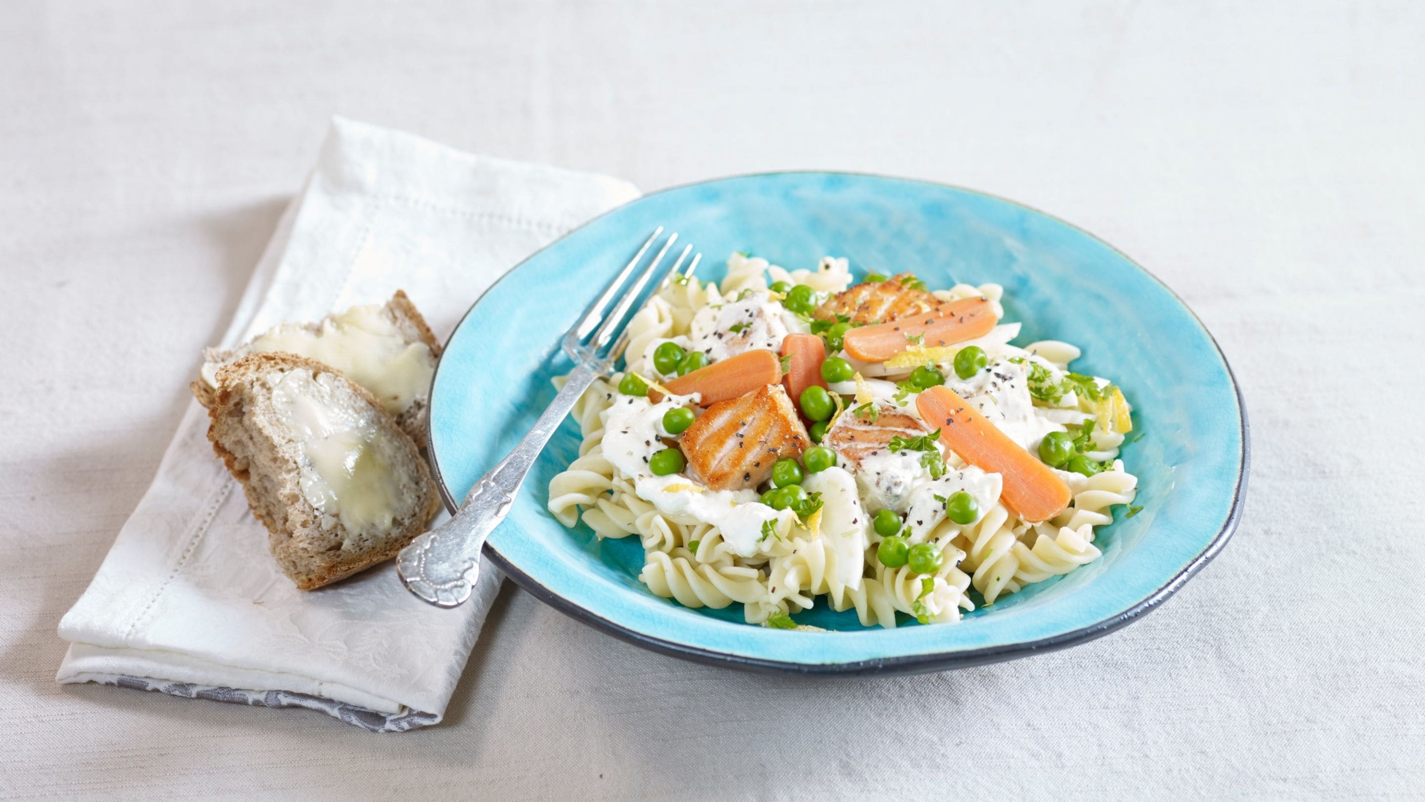 Stekte laksebiter med pastaskruer og fennikel