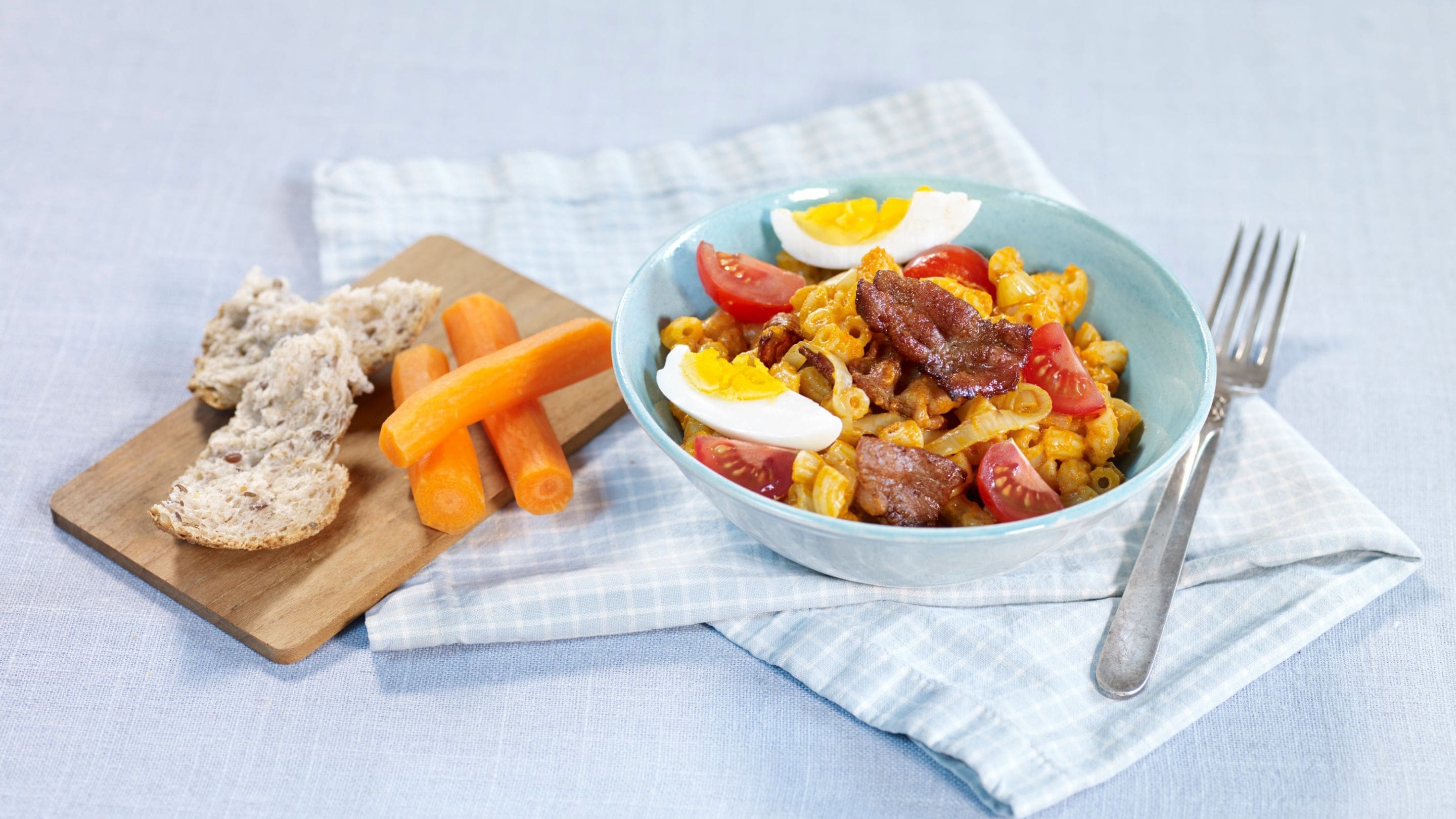 Pastasalat med egg og bacon