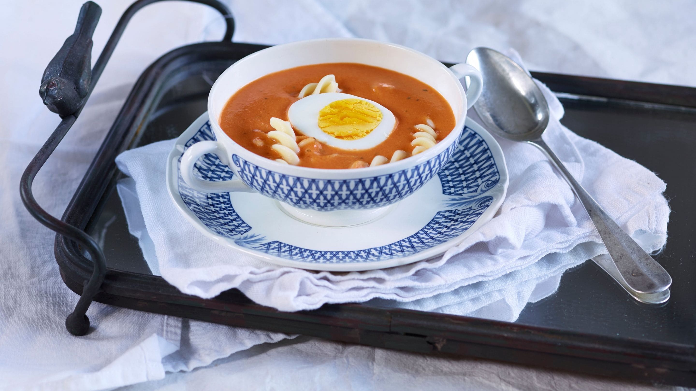 Tomatsuppe med basilikum