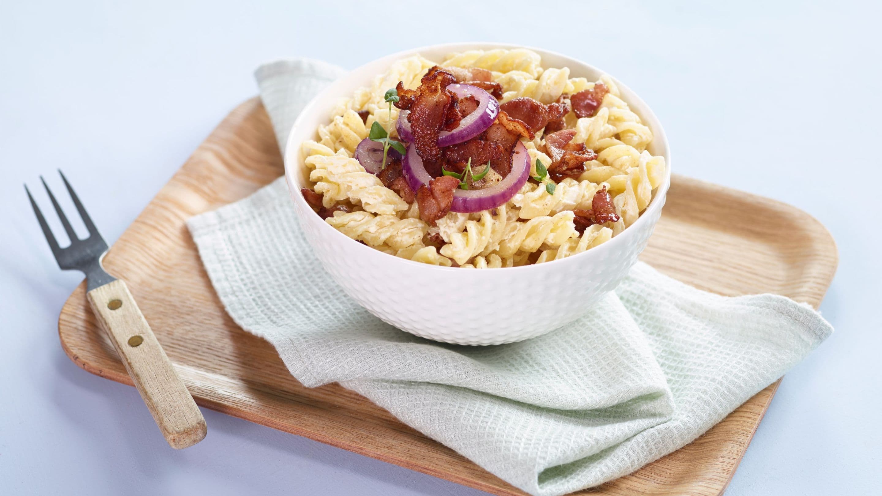 Pastaskruer med rødløk, bacon og Snøfrisk