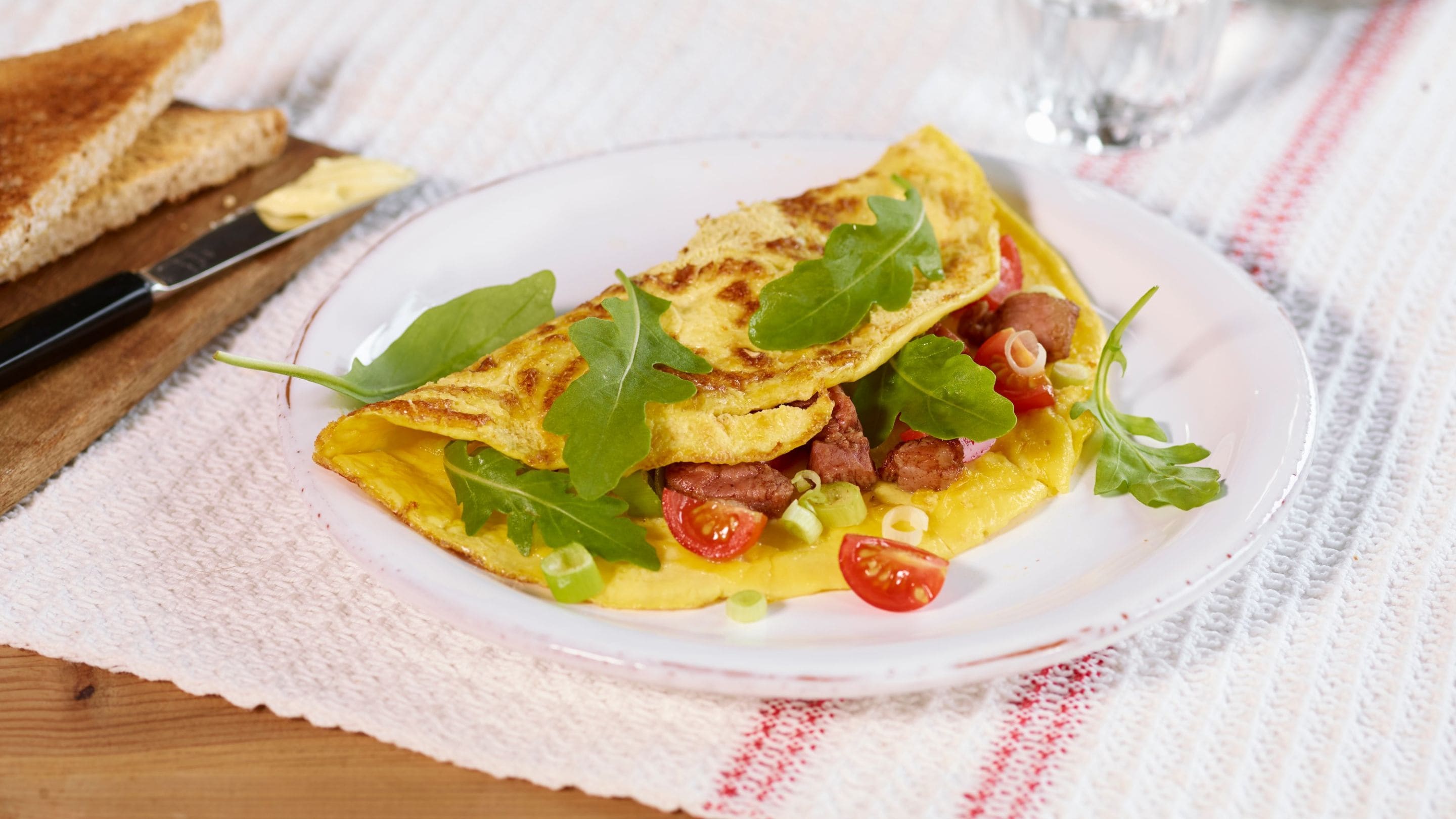 Kjapp omelett med bacon, vårløk og tomat