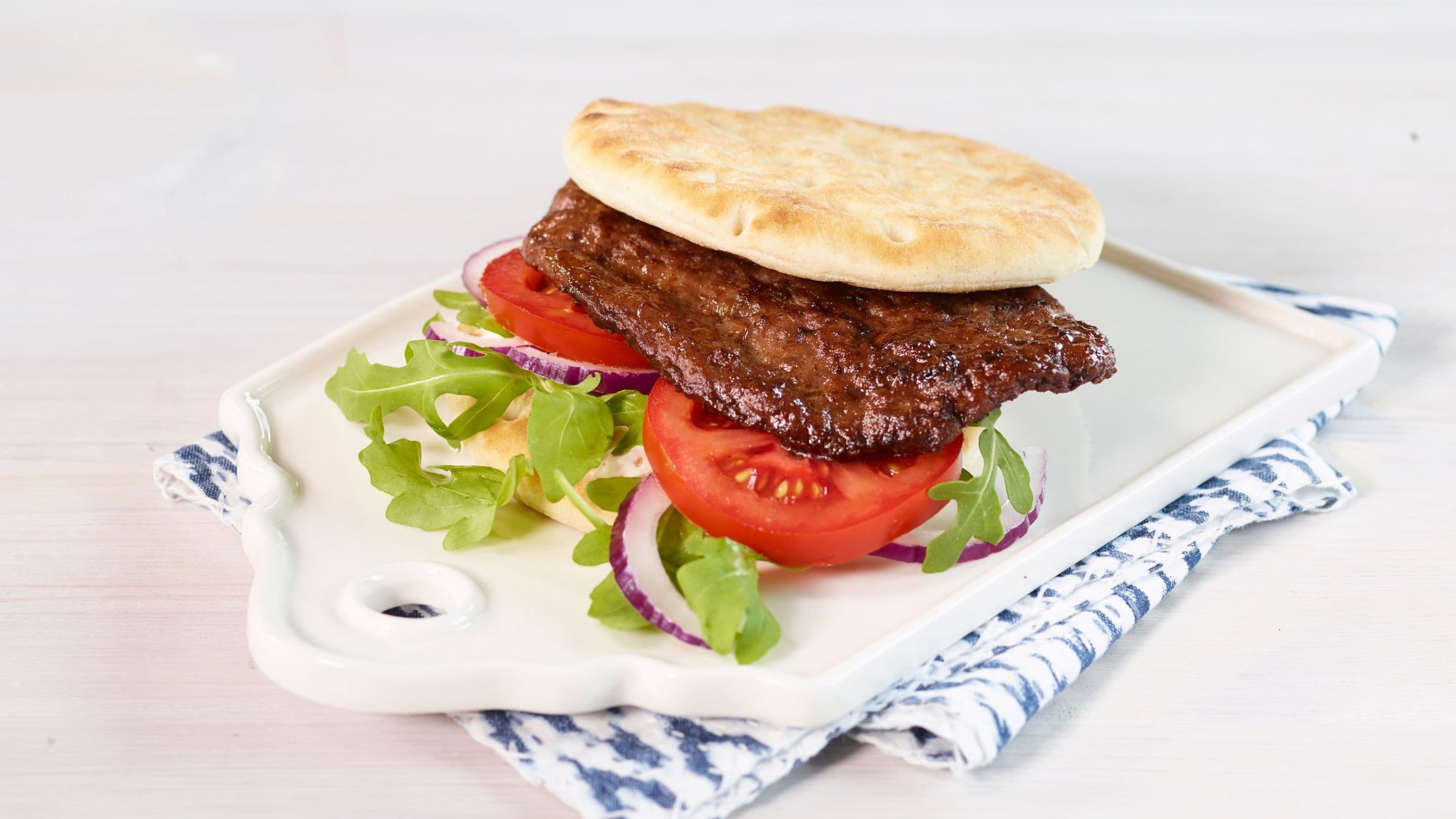 Polarburger med løvbiff og tomatsalat
