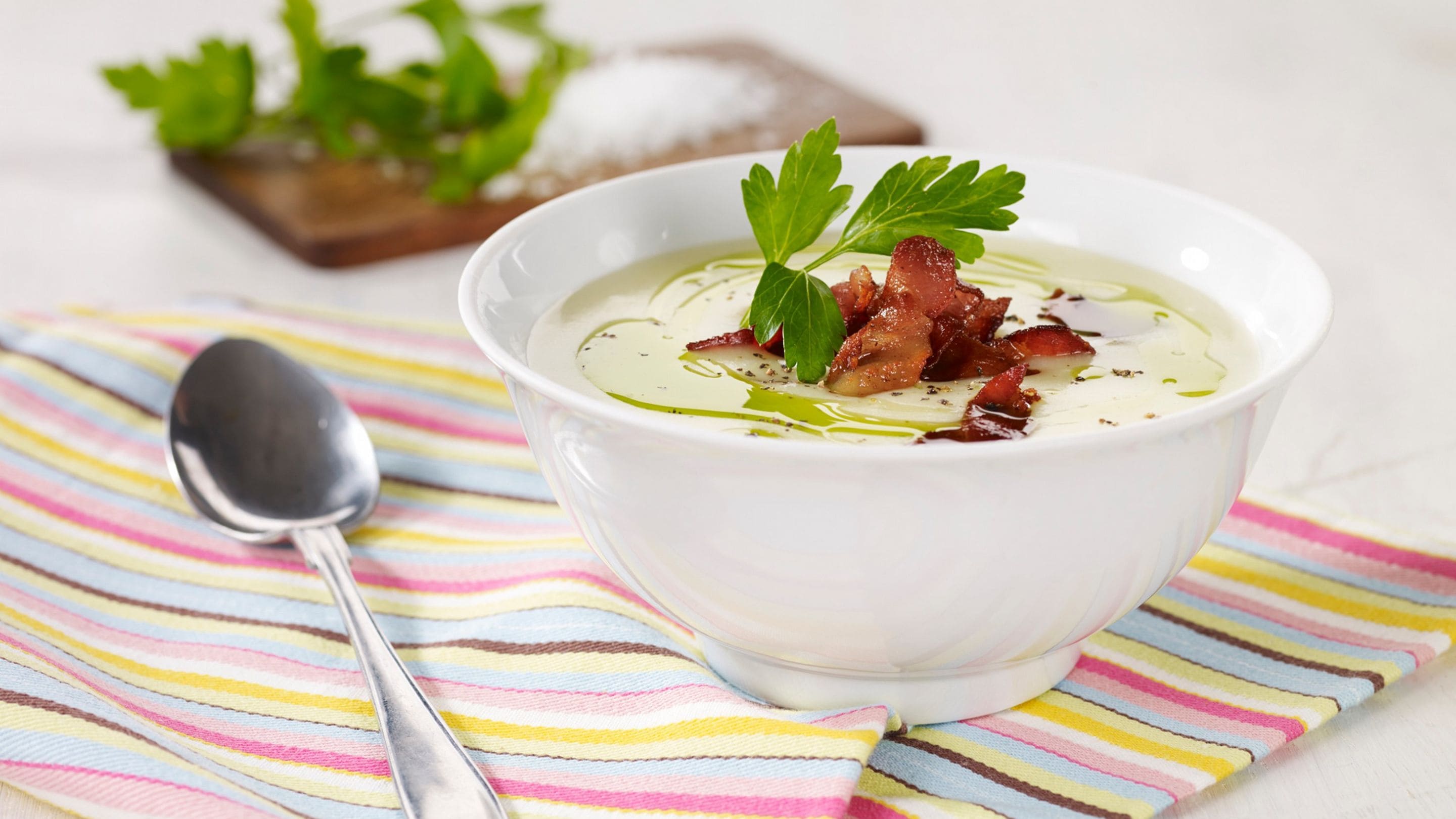 Potetsuppe med sprøstekt bacon og persille