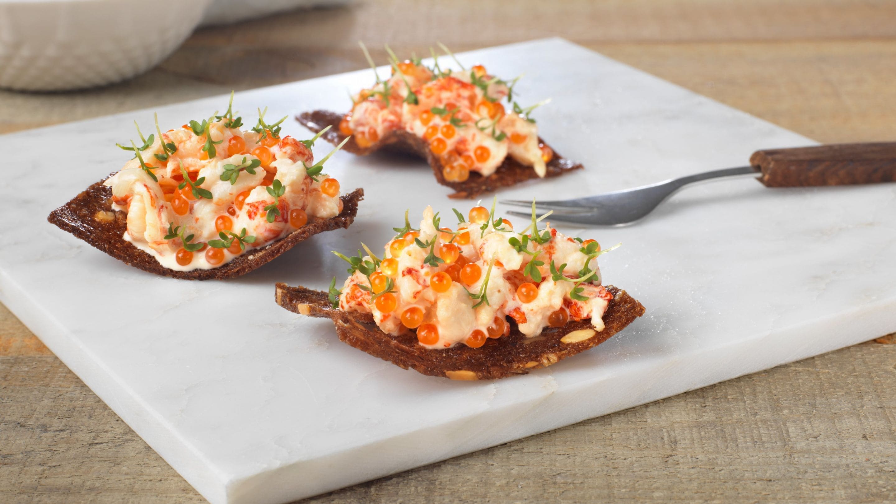 Skagensalat med geiterømme på sprø rug