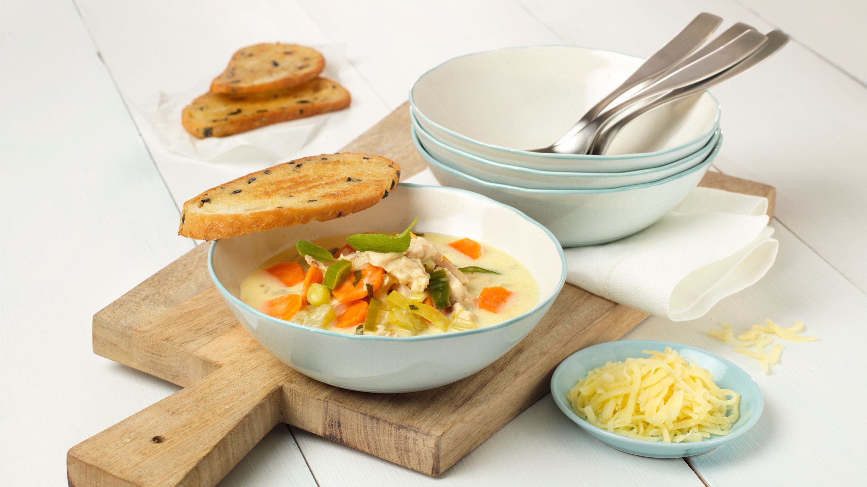 Kremet kyllingsuppe med ostedryss