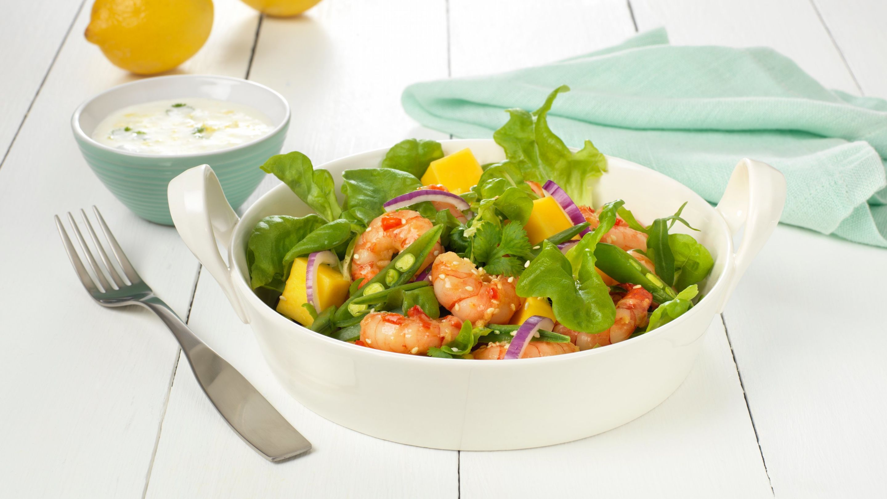 Salat med ingefær- og chilistekte scampi