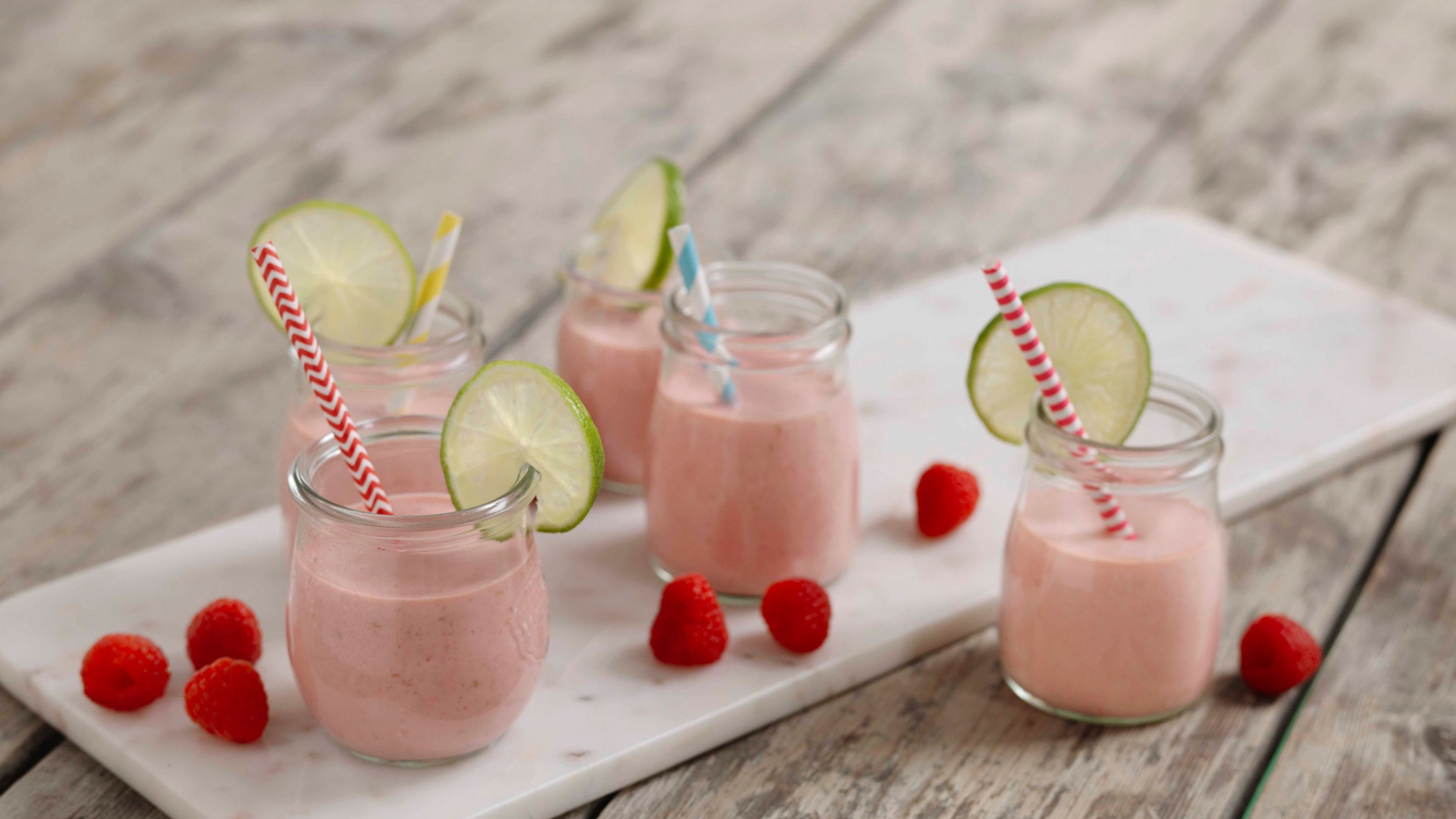 Syrlig bringebærmilkshake med havregryn