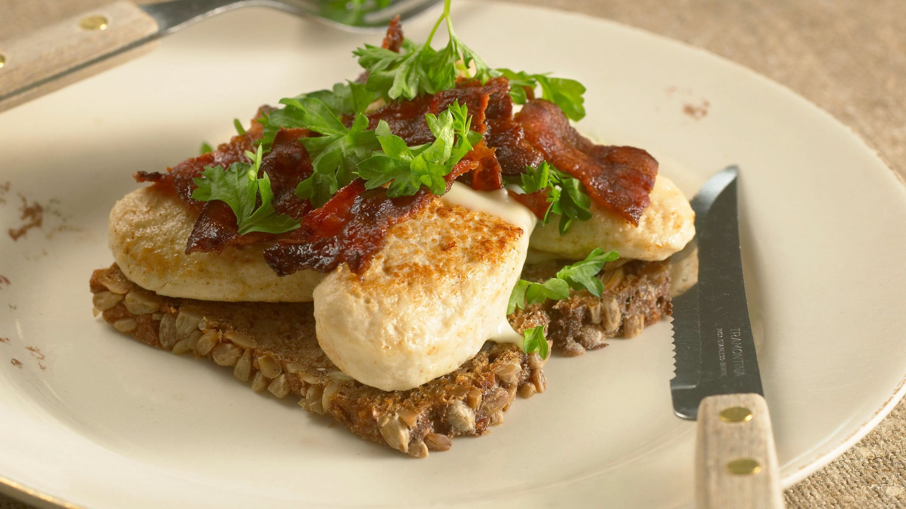 Fiskebollesmørbrød med bacon