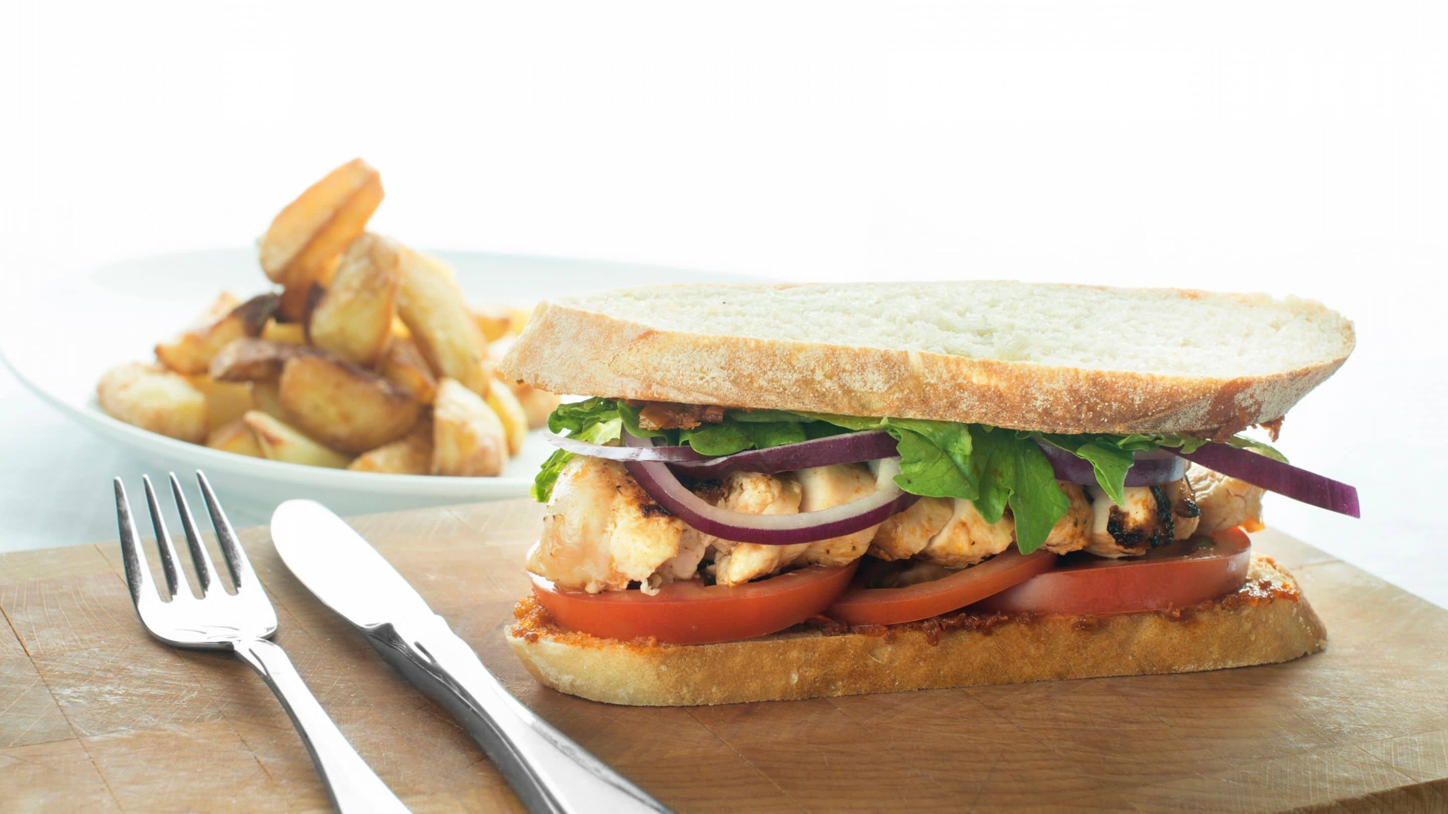 Kyllingsandwich og stekte potetbåter
