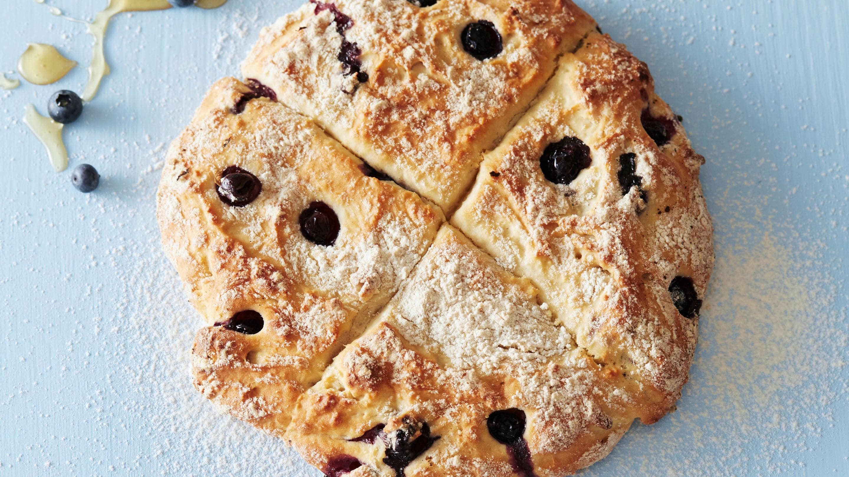 Scones med honning og friske blåbær