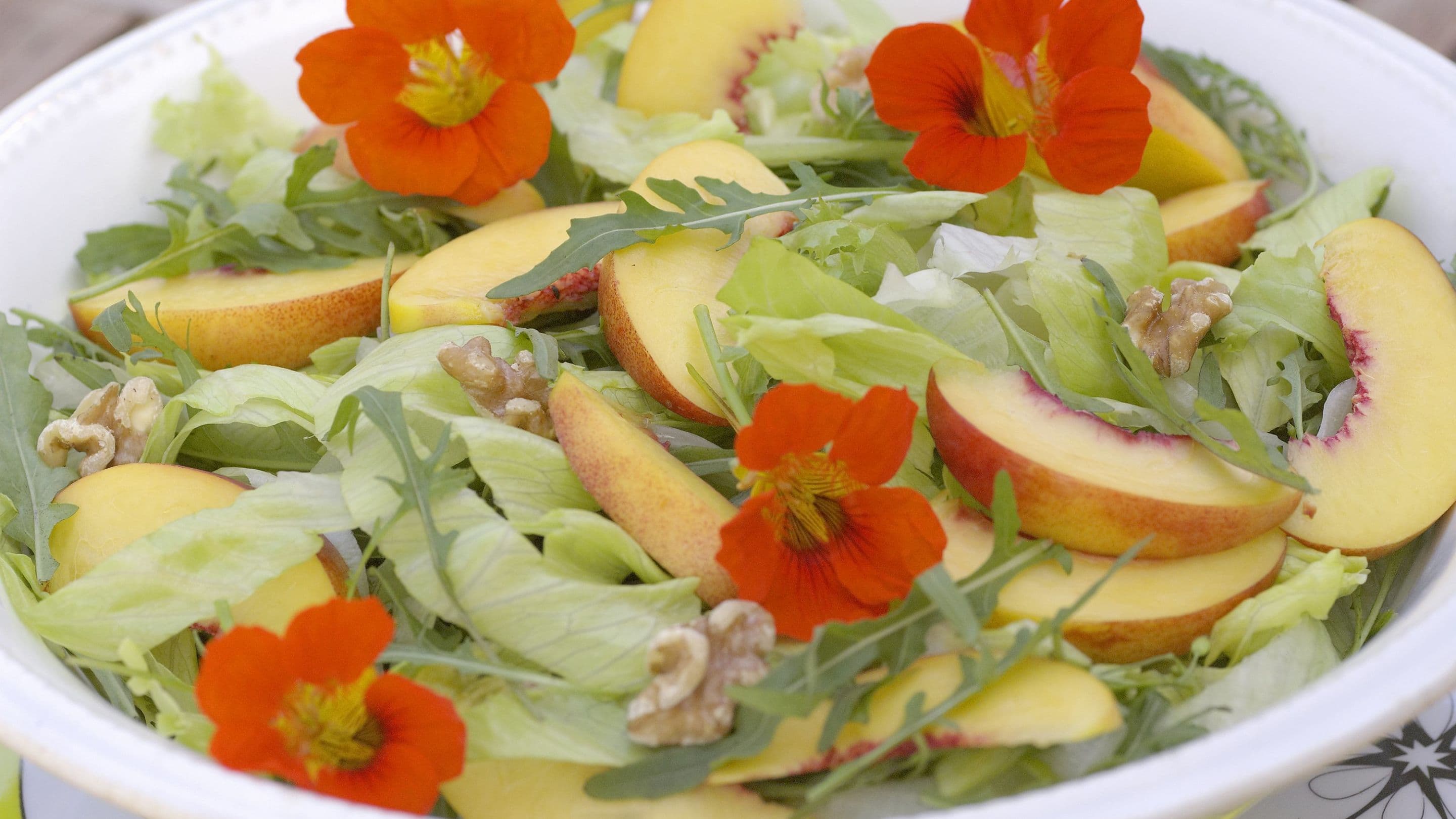 Nektarinsalat med blomkarse