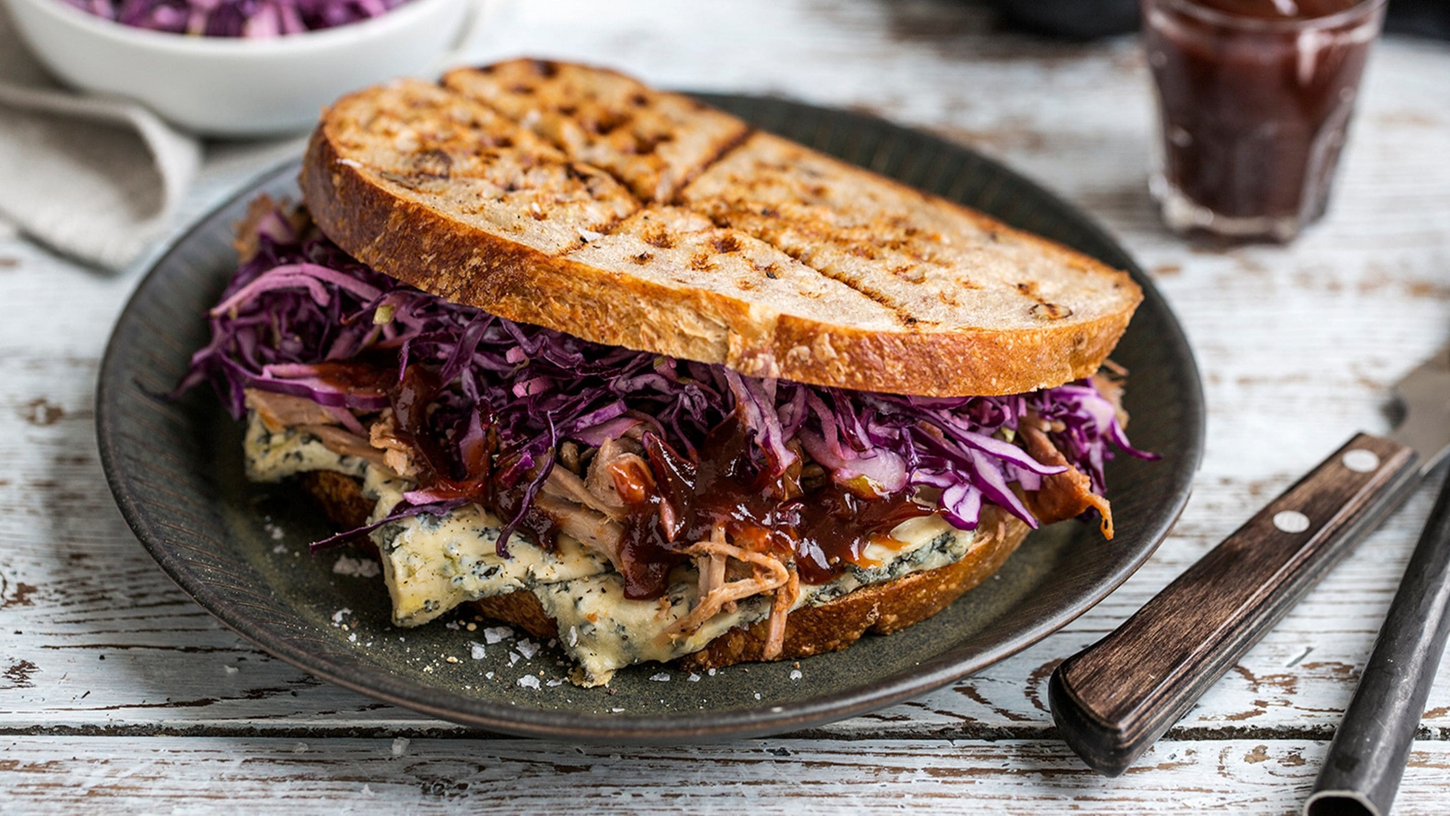 Pulled pork-toast med blåmuggost